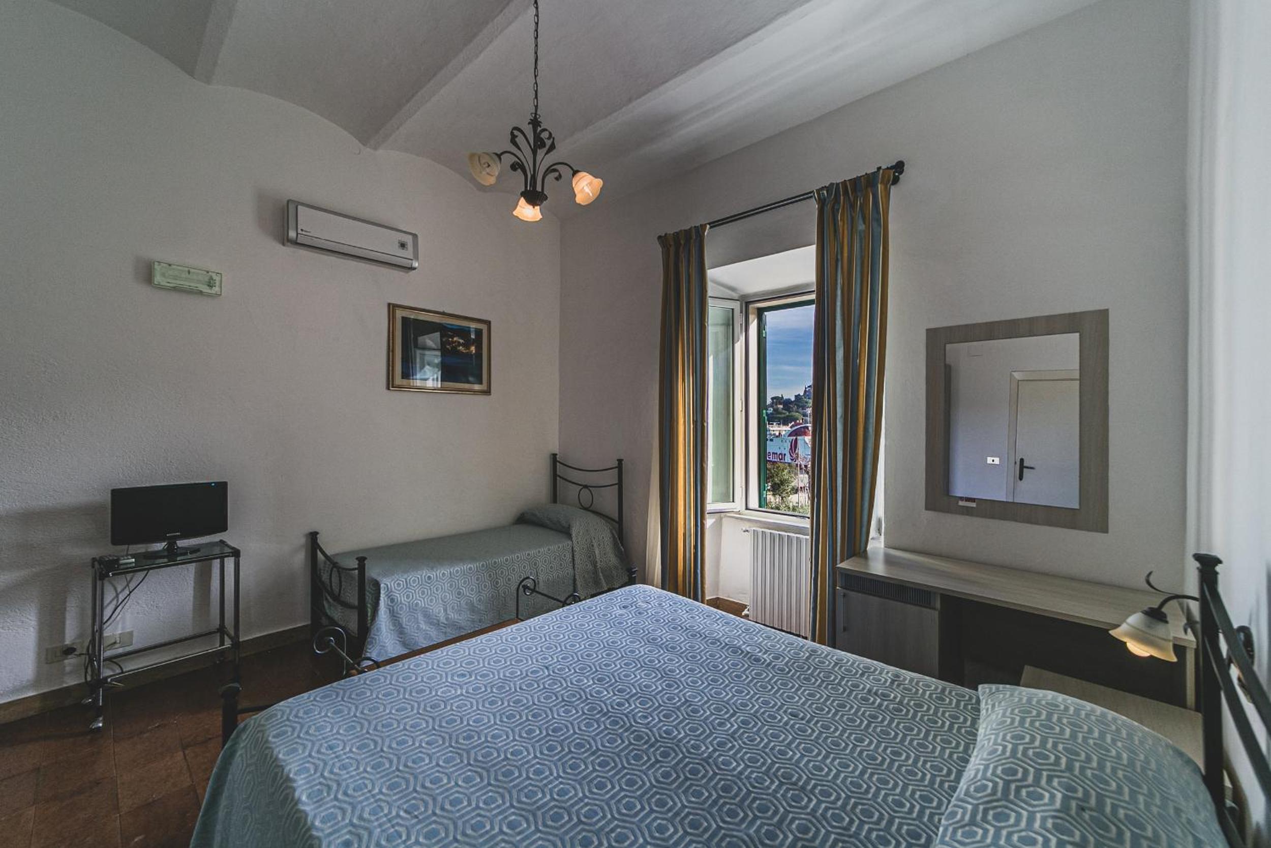 Standard Triple Room with Sea View - Photo 1