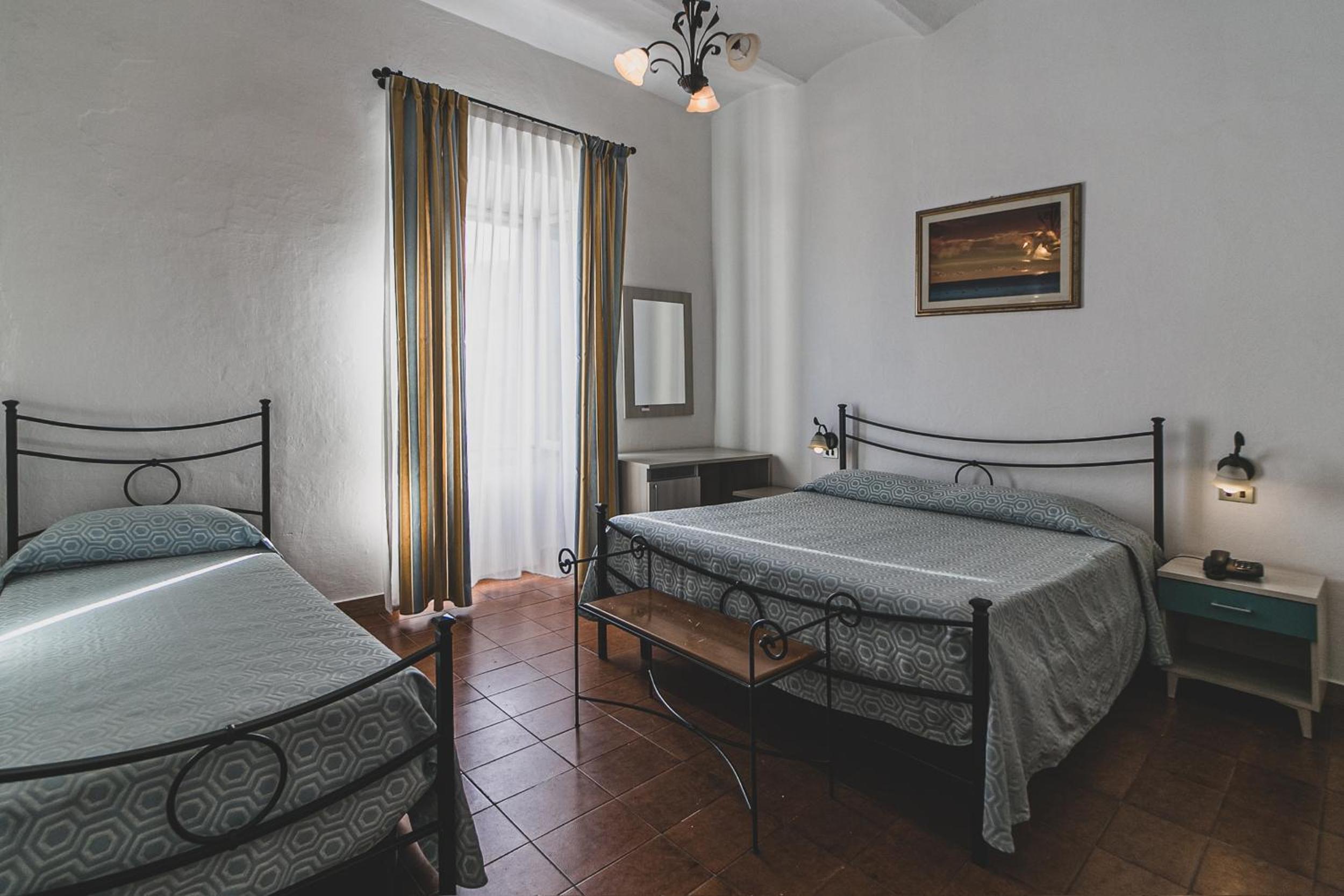 Standard Triple Room with Sea View - Photo 3