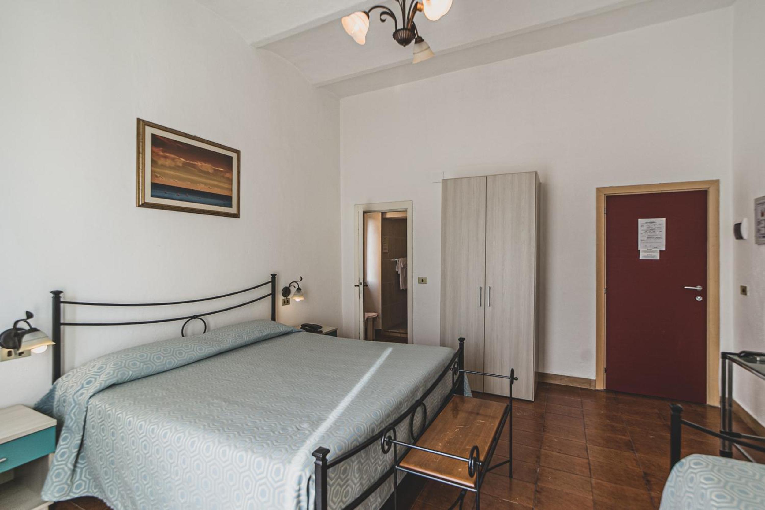 Standard Triple Room with Sea View - Photo 4