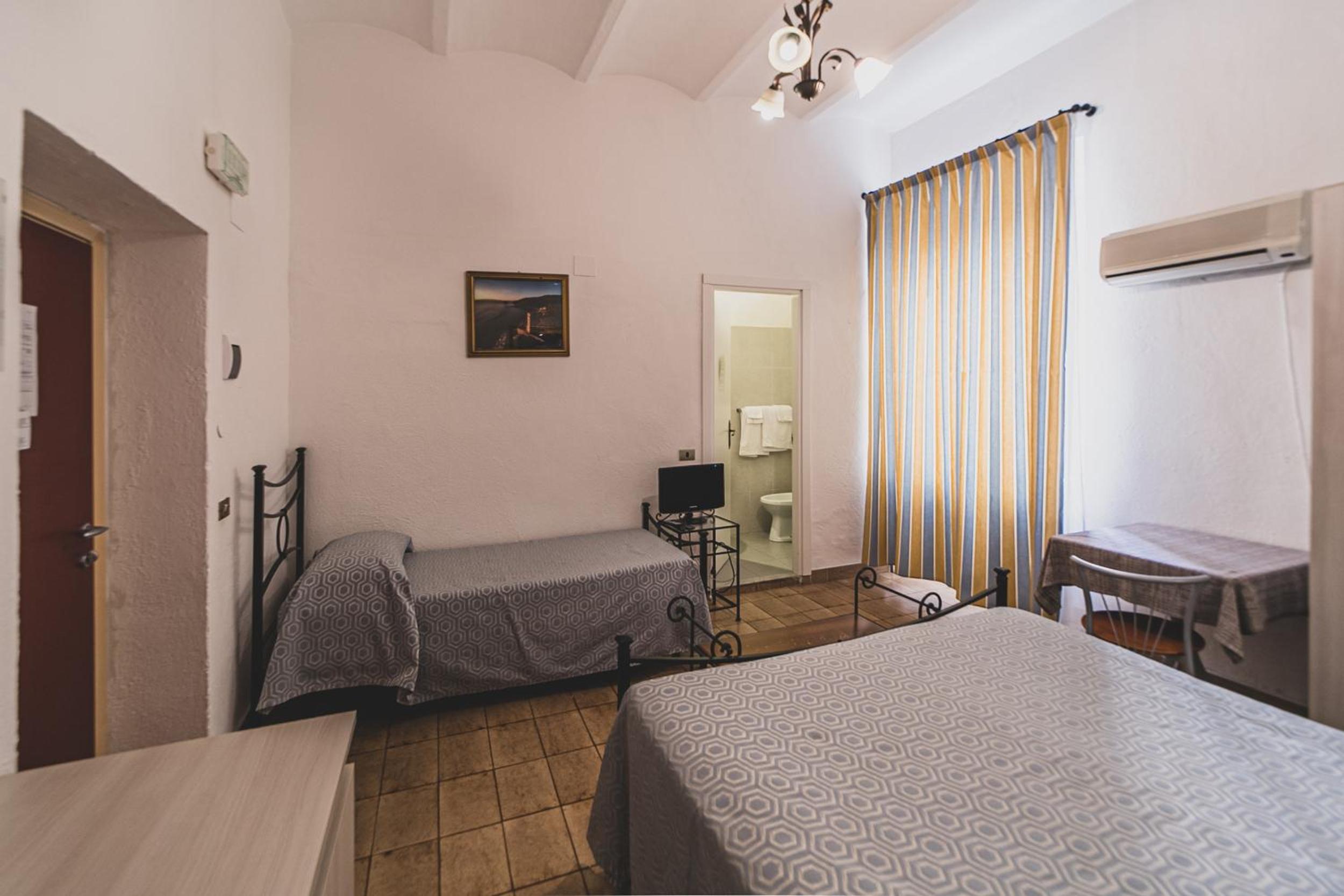 Budget Triple Room - Photo 3