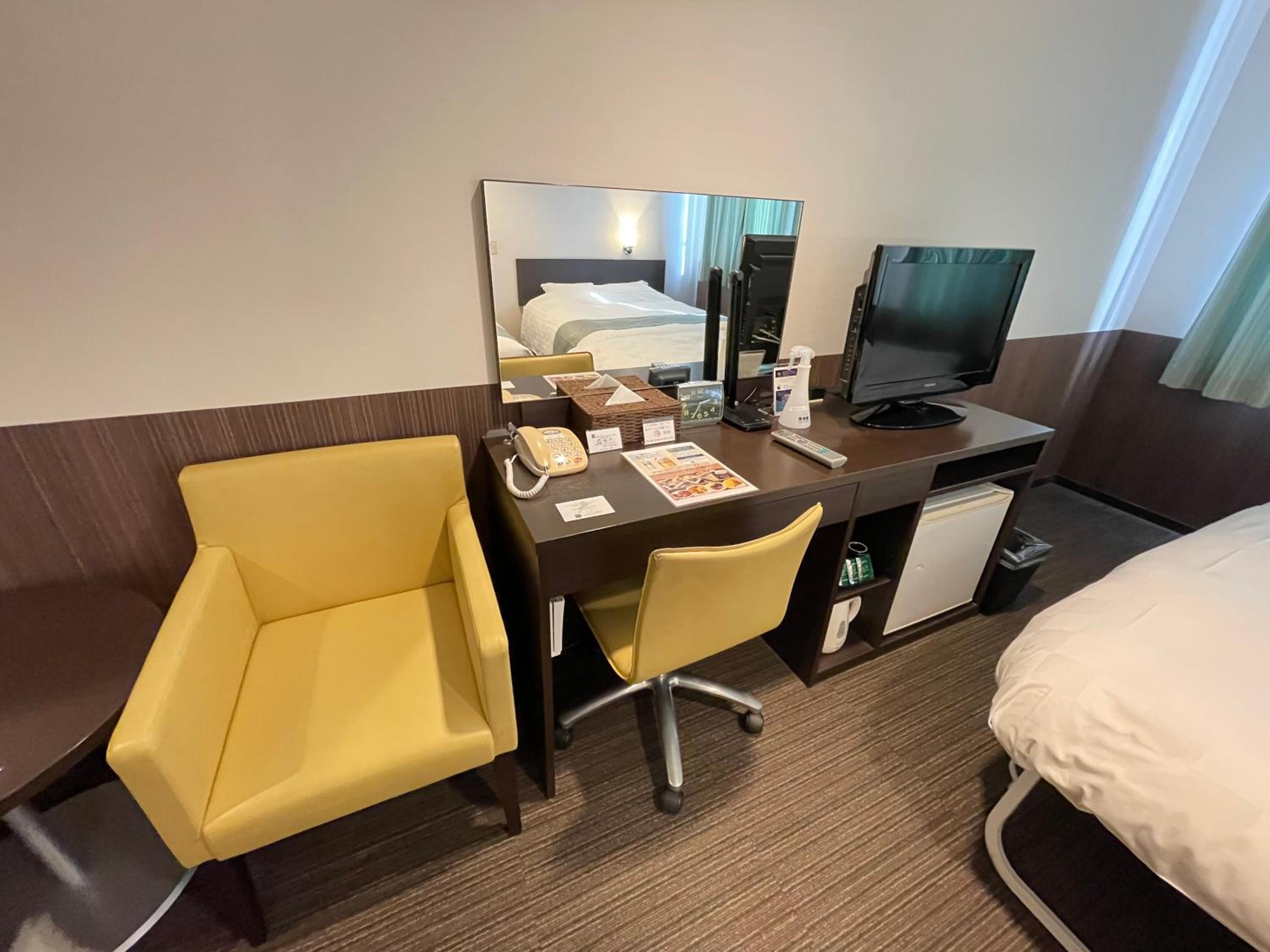 Twin Room - Non-Smoking - Photo 2