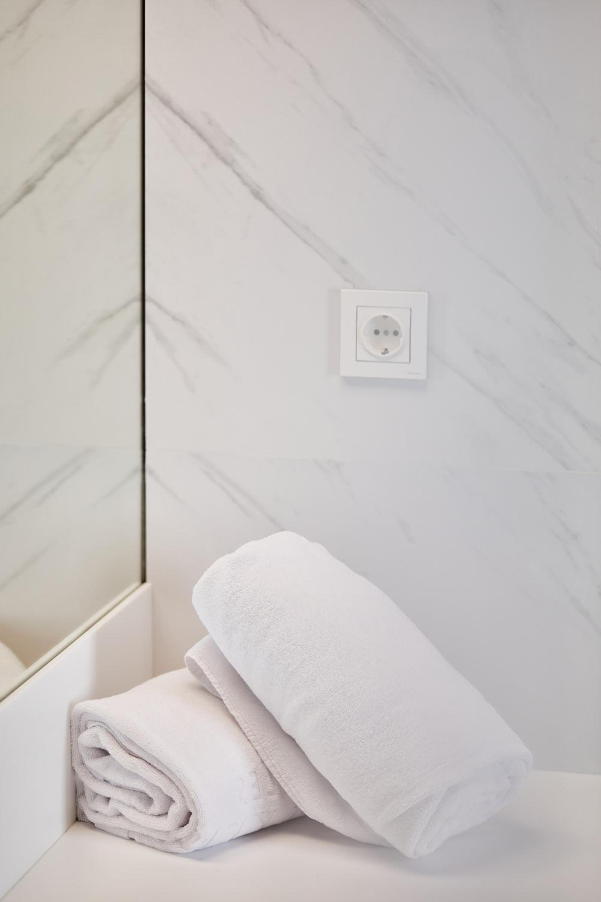 Double or Twin Room with Terrace - Photo 8