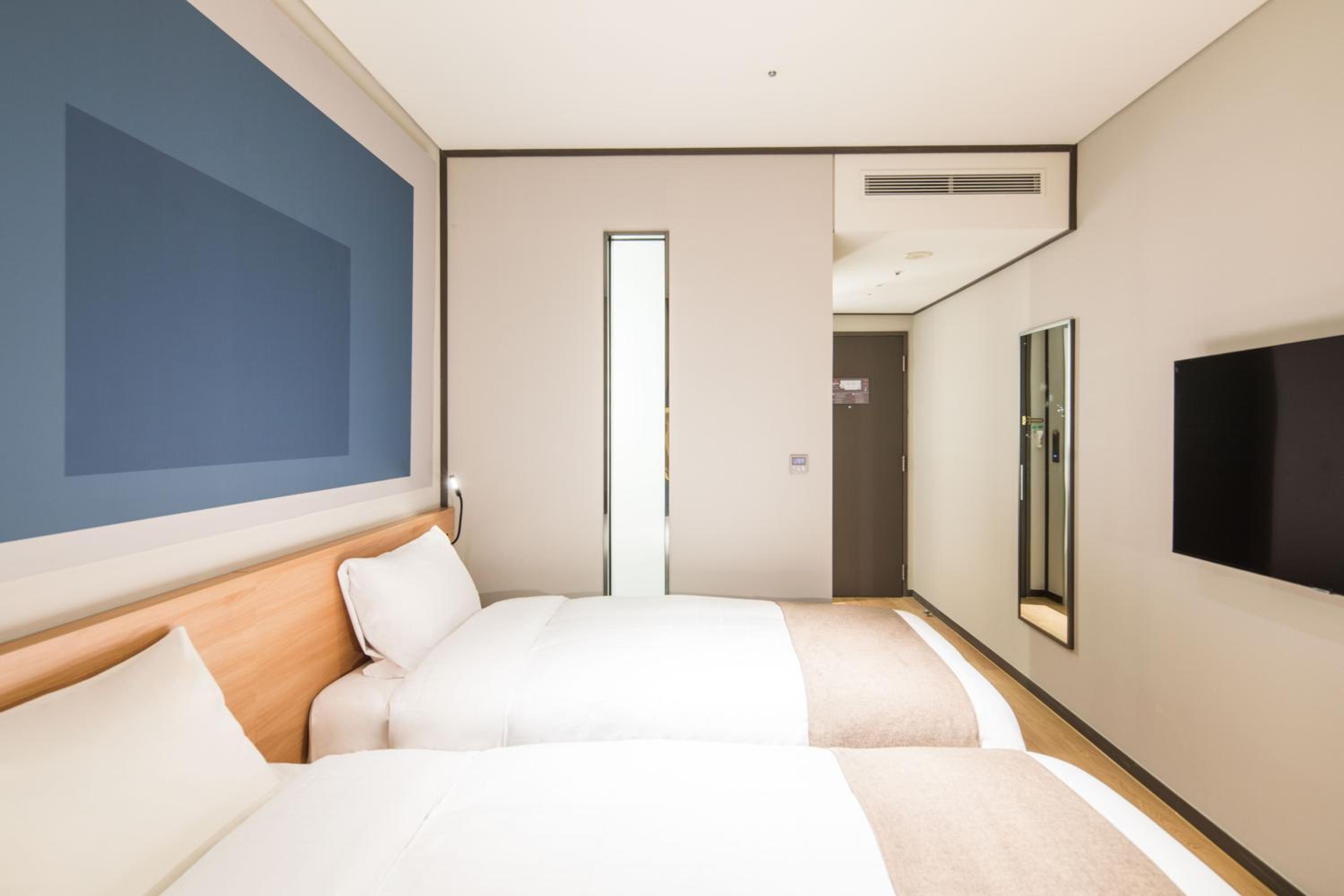 Standard Twin Room - Photo 3