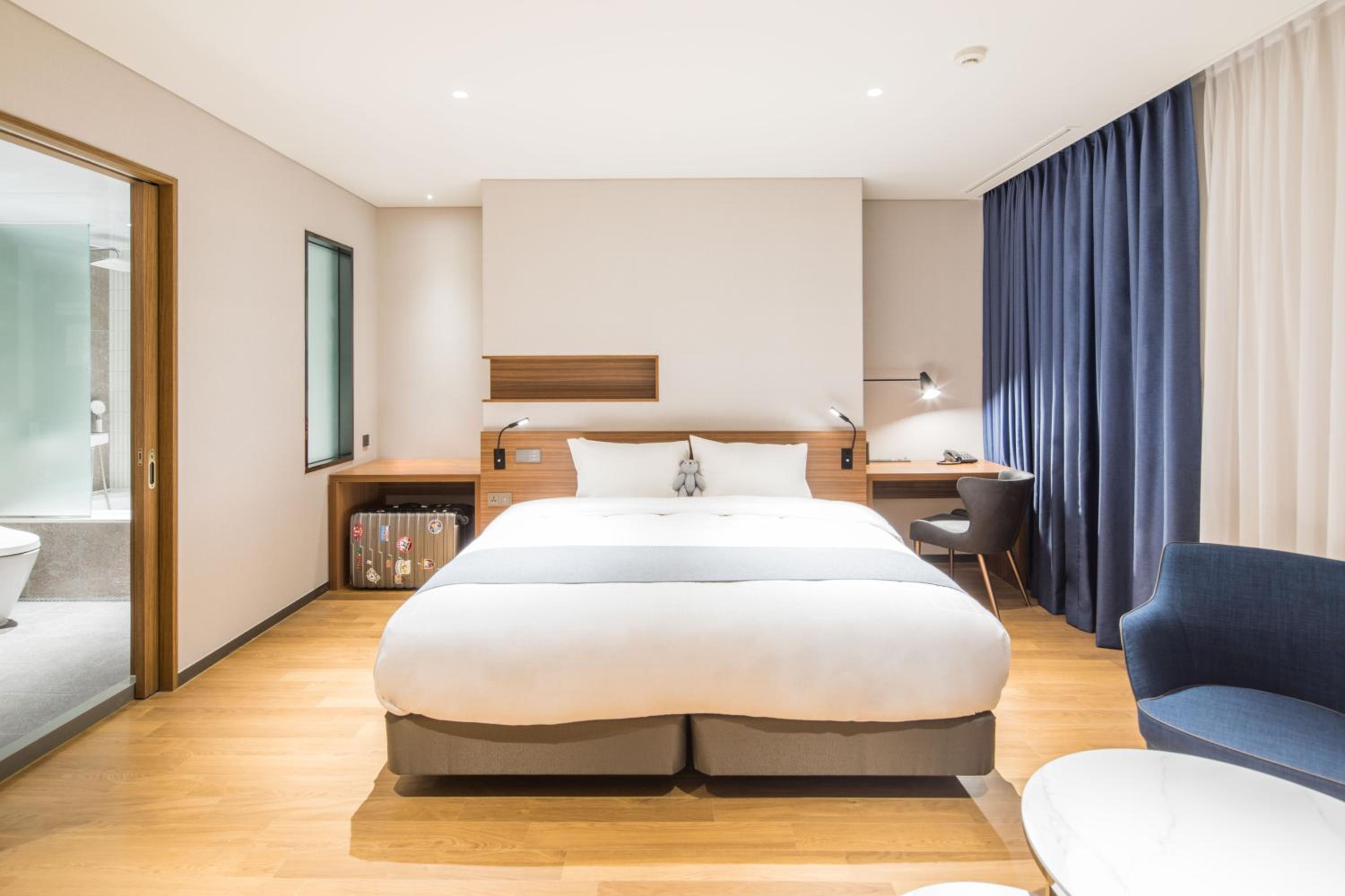 Junior King Suite - Photo 3