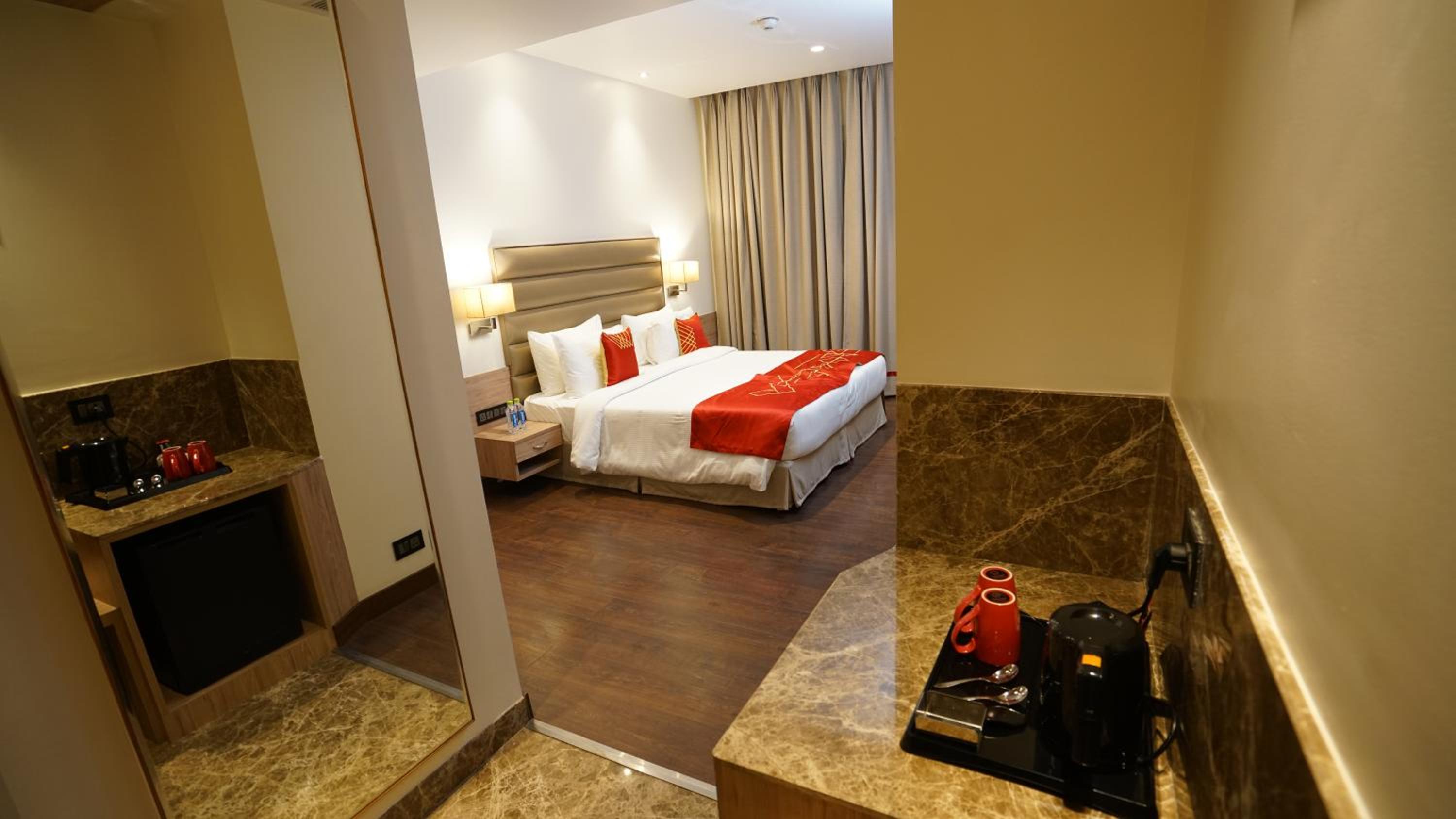 Deluxe King Non-Smoking Room - Photo 15