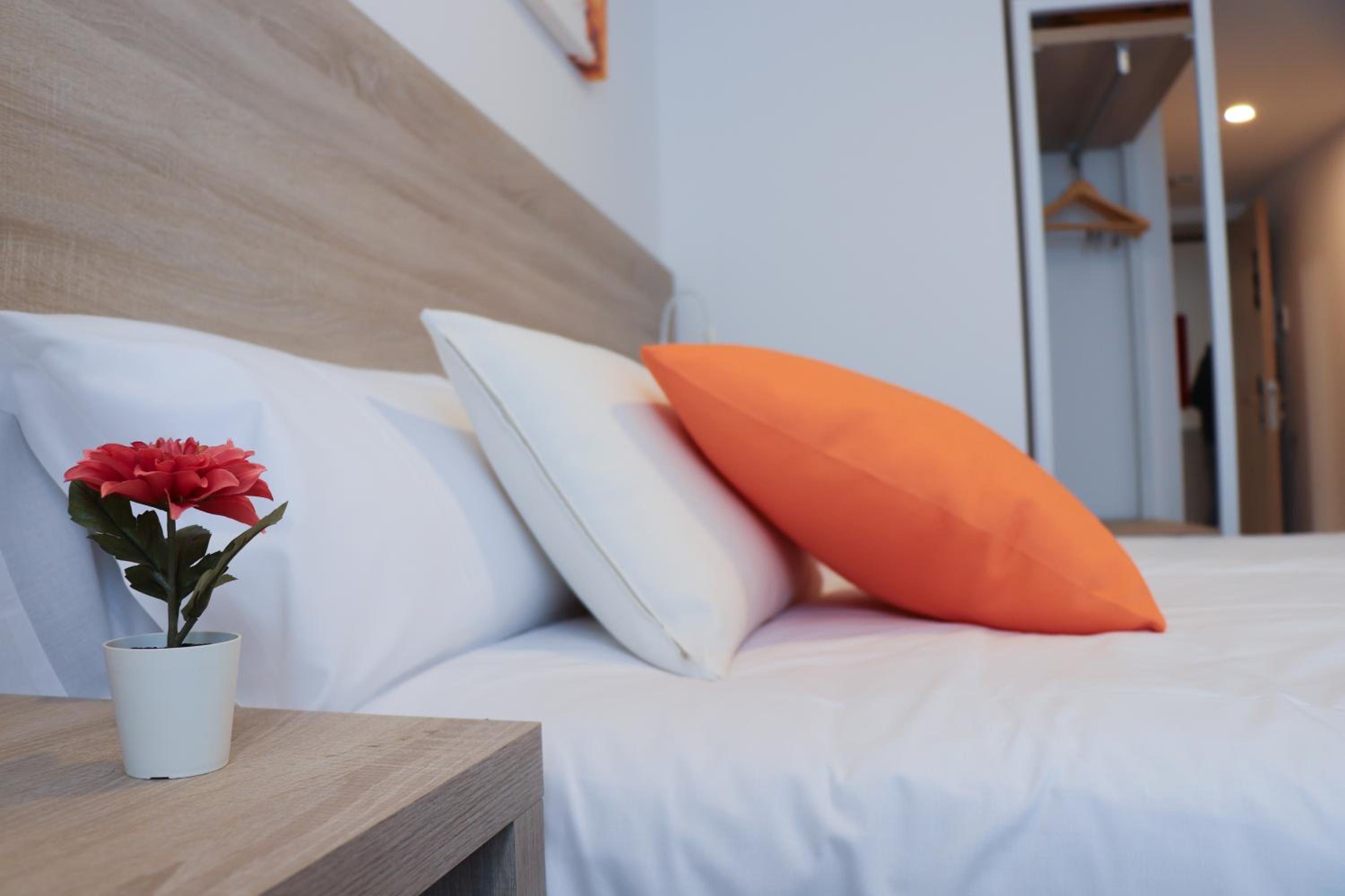 Deluxe Double or Twin Room with Balcony - Photo 16