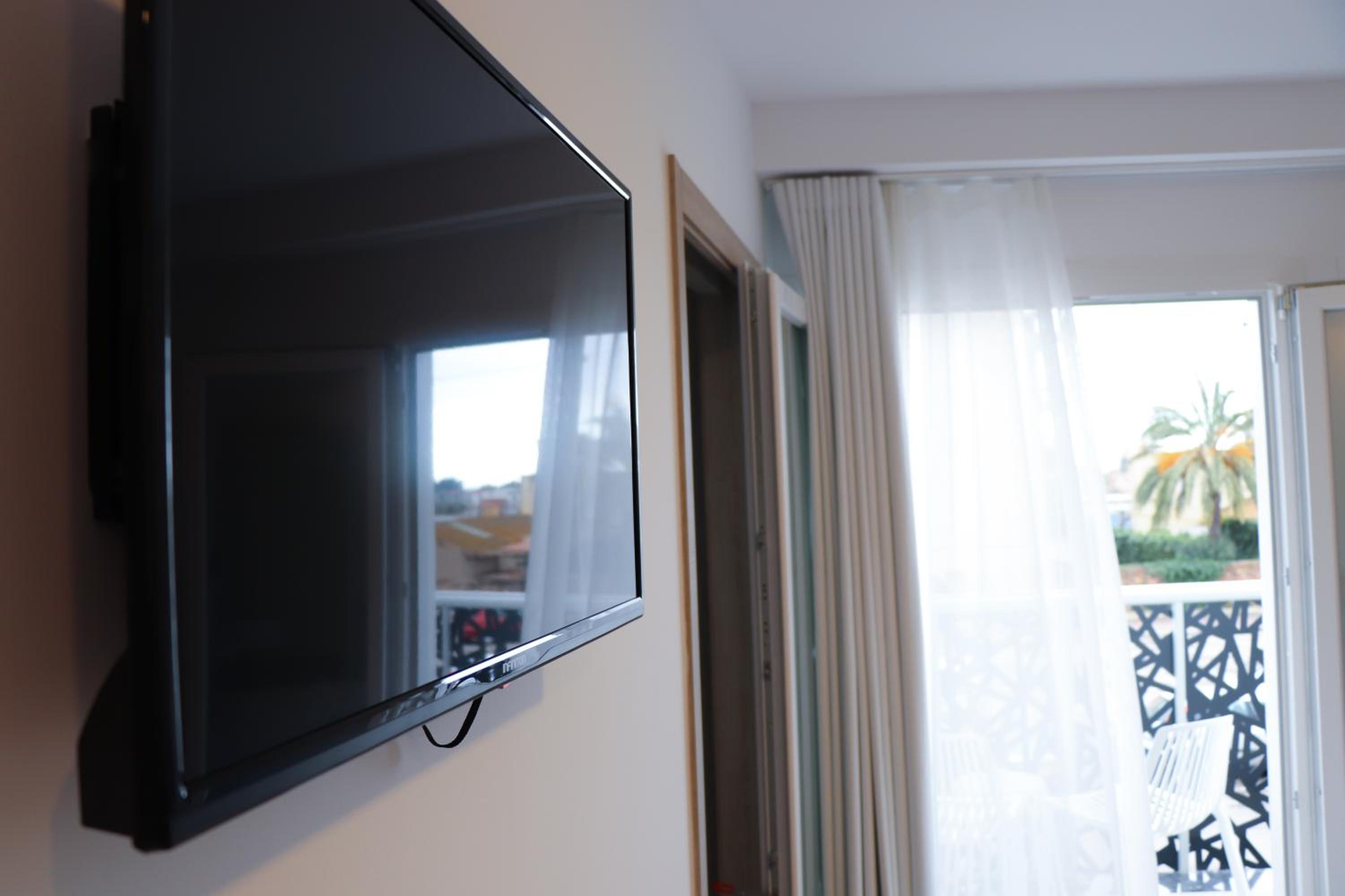 Deluxe Double or Twin Room with Balcony - Photo 12