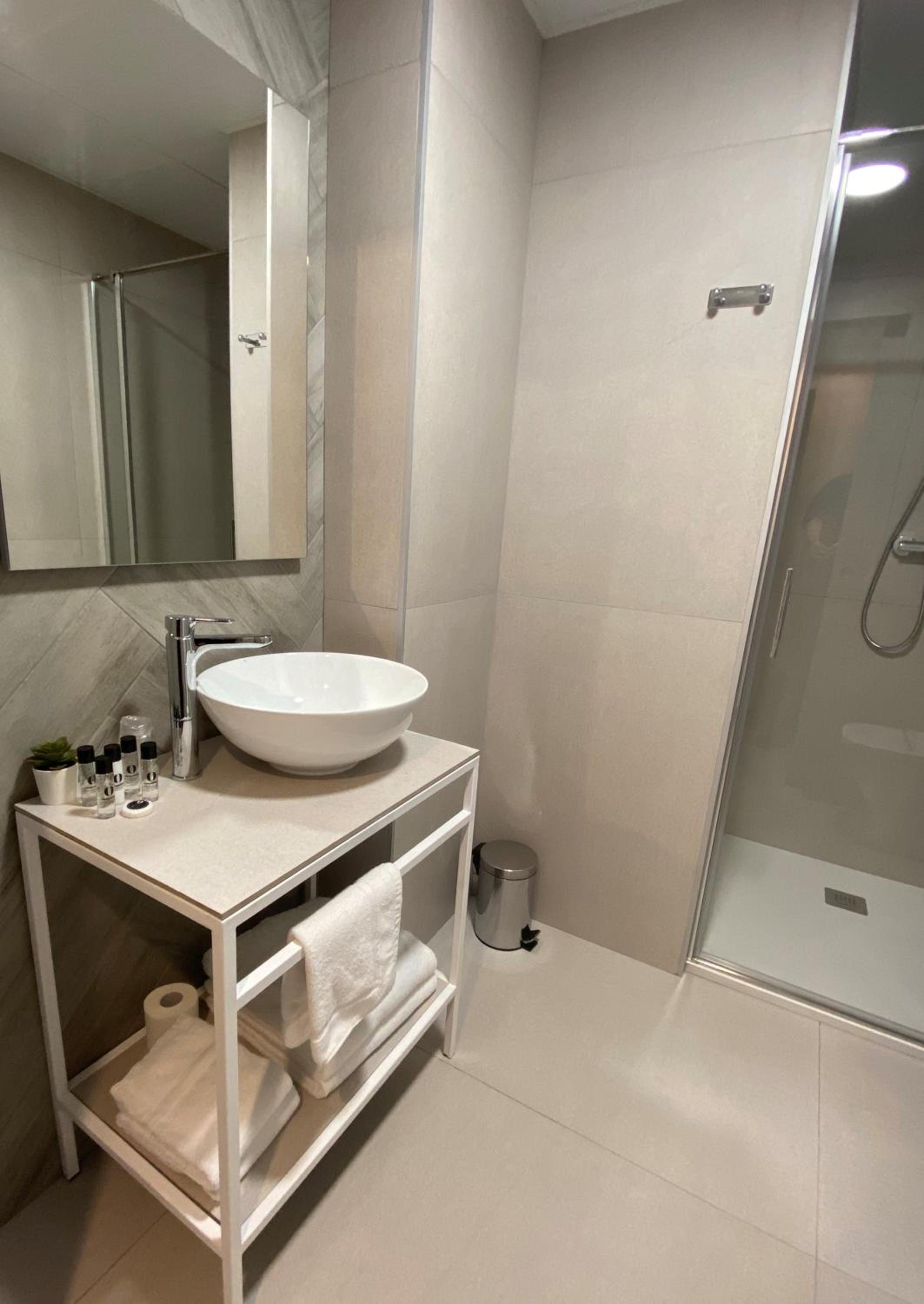 Double or Twin Room - Photo 9