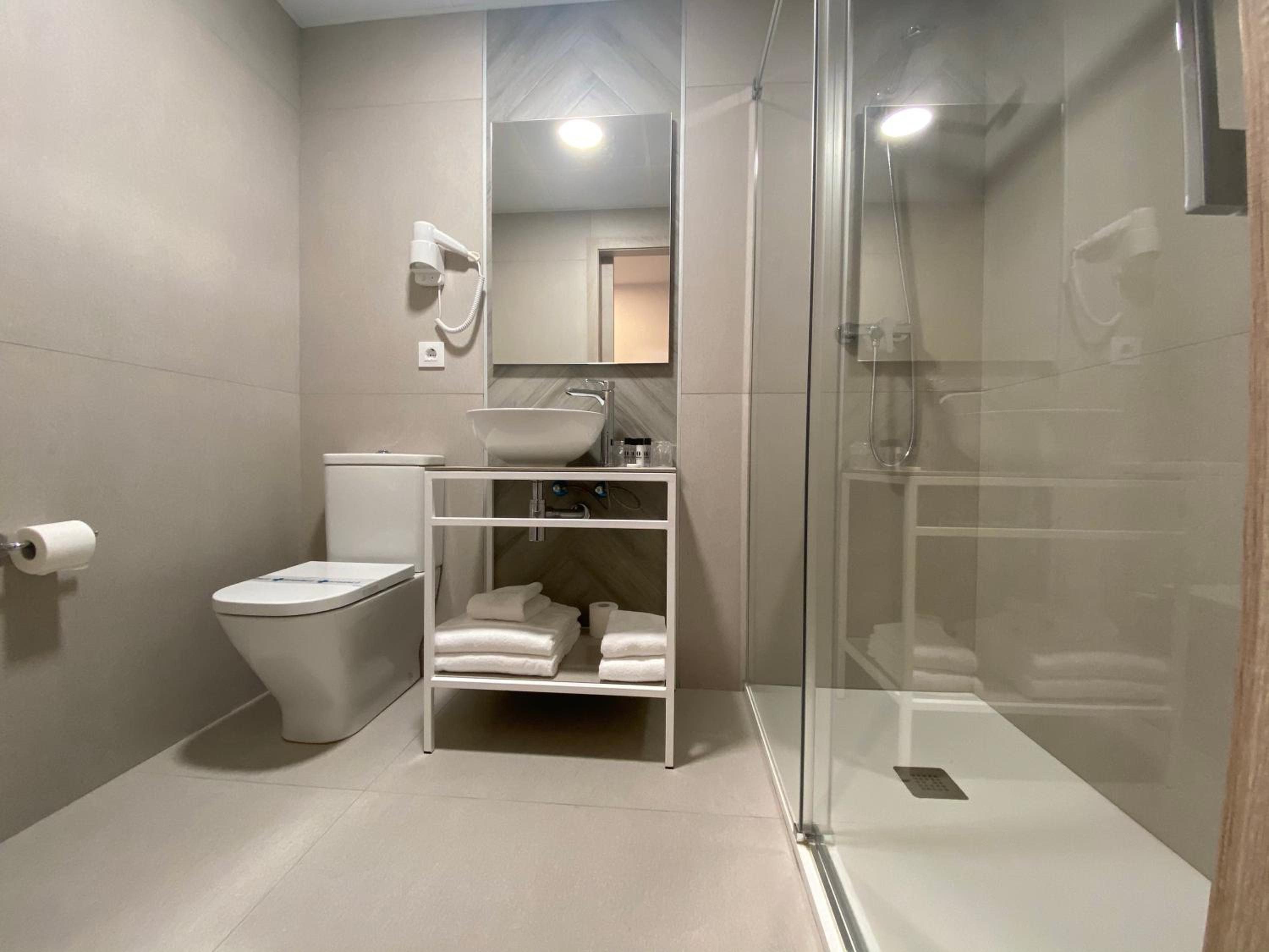 Deluxe Double or Twin Room with Balcony - Photo 19