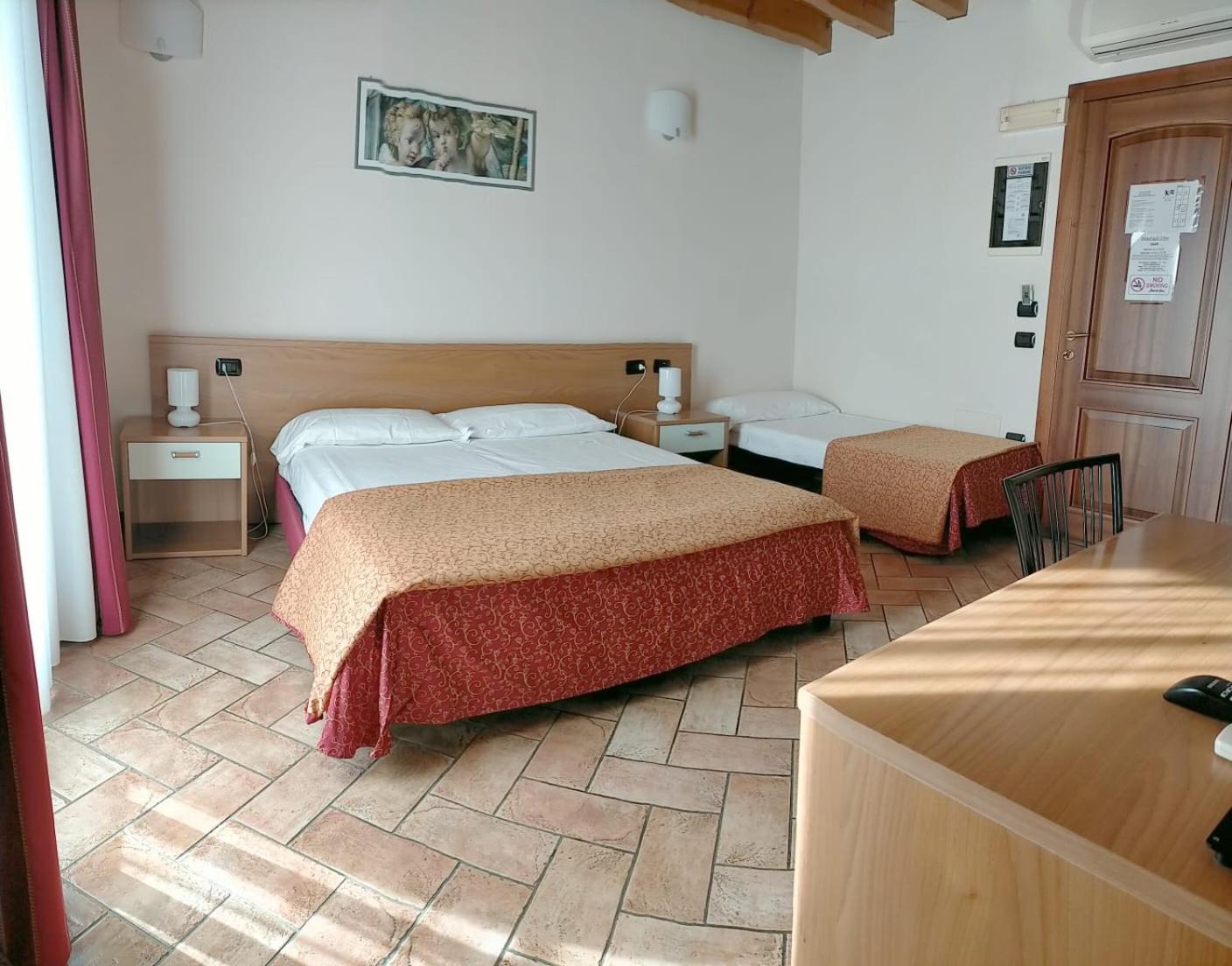 Triple Room - Photo 8