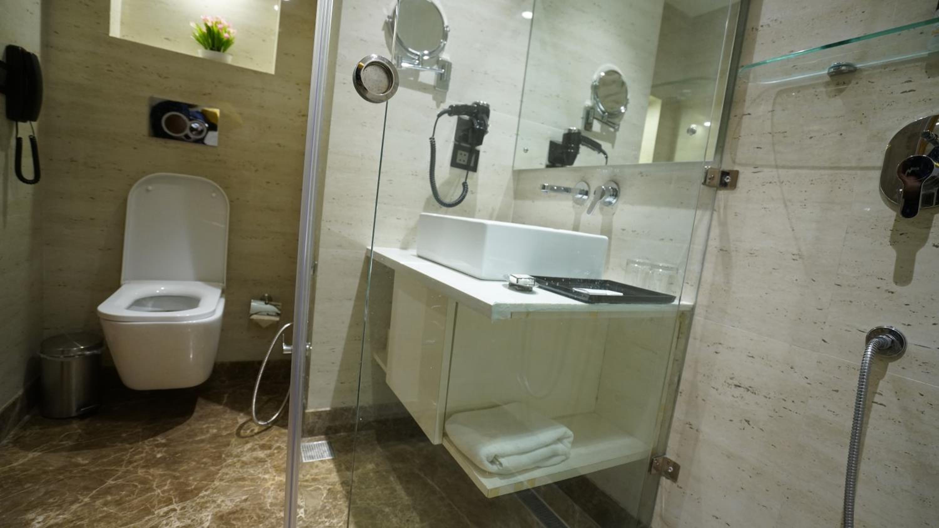 Deluxe King Non-Smoking Room - Photo 7