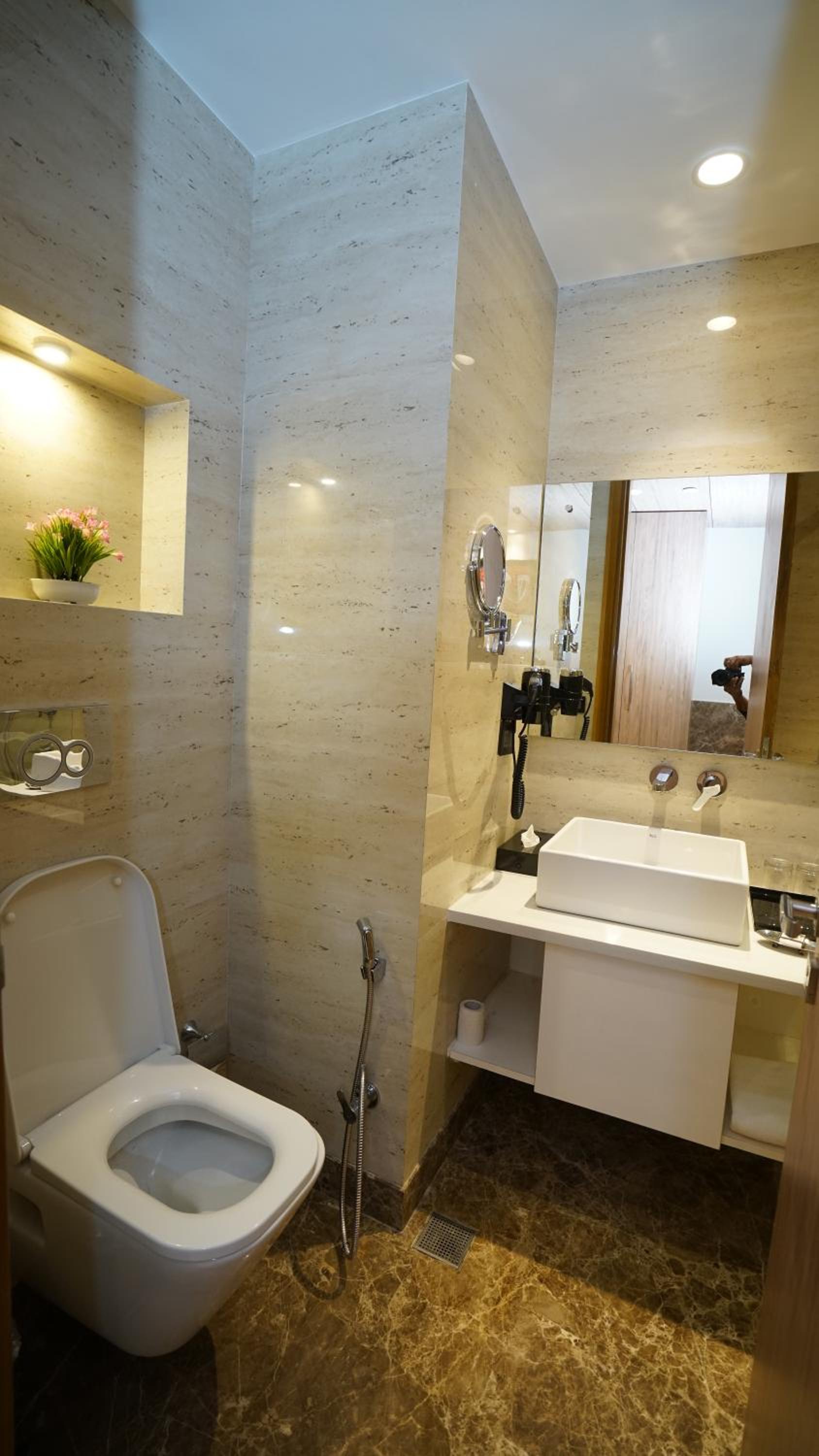 Deluxe King Non-Smoking Room - Photo 8