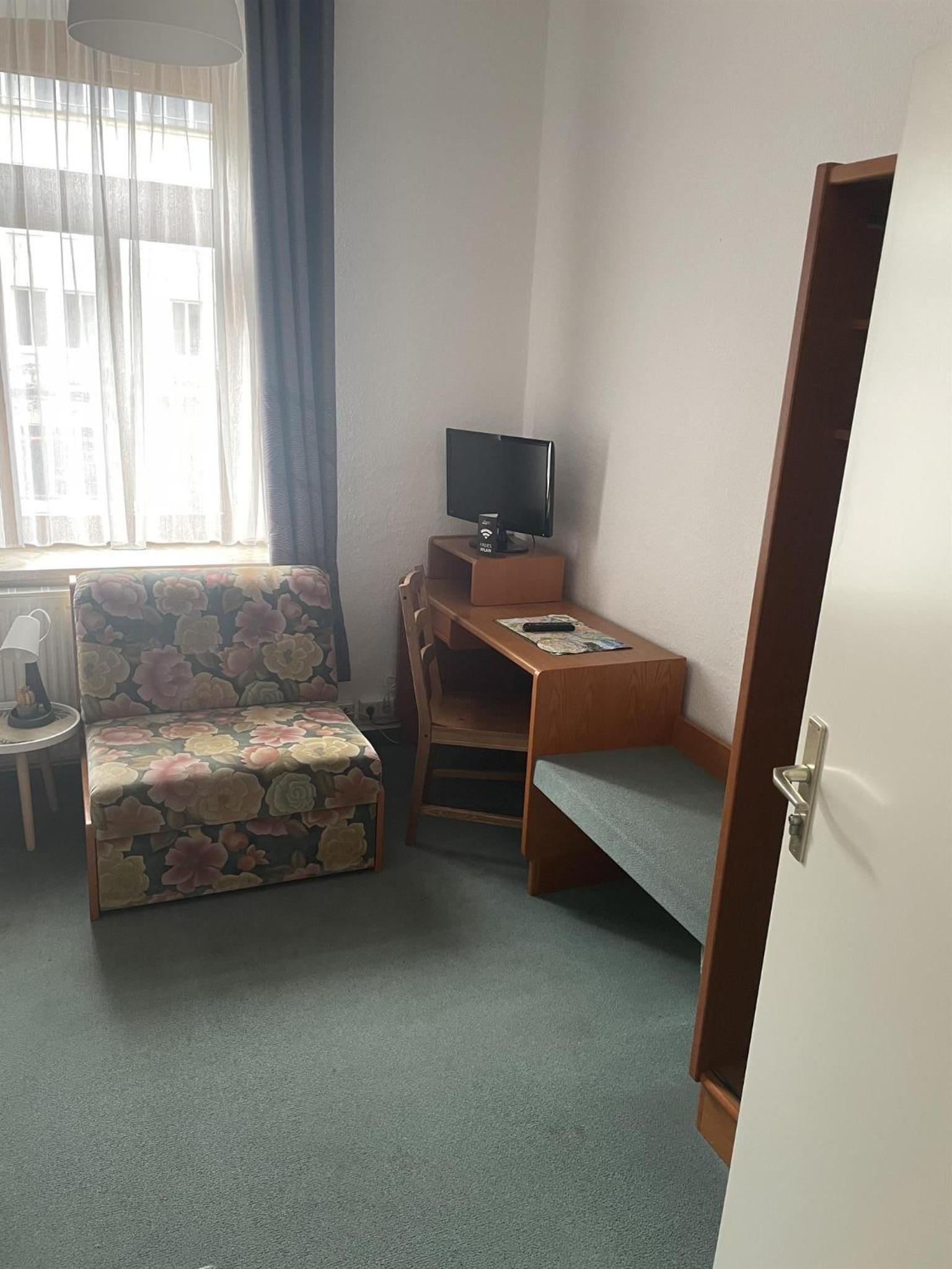 Single Room with Shared Bathroom photo 2