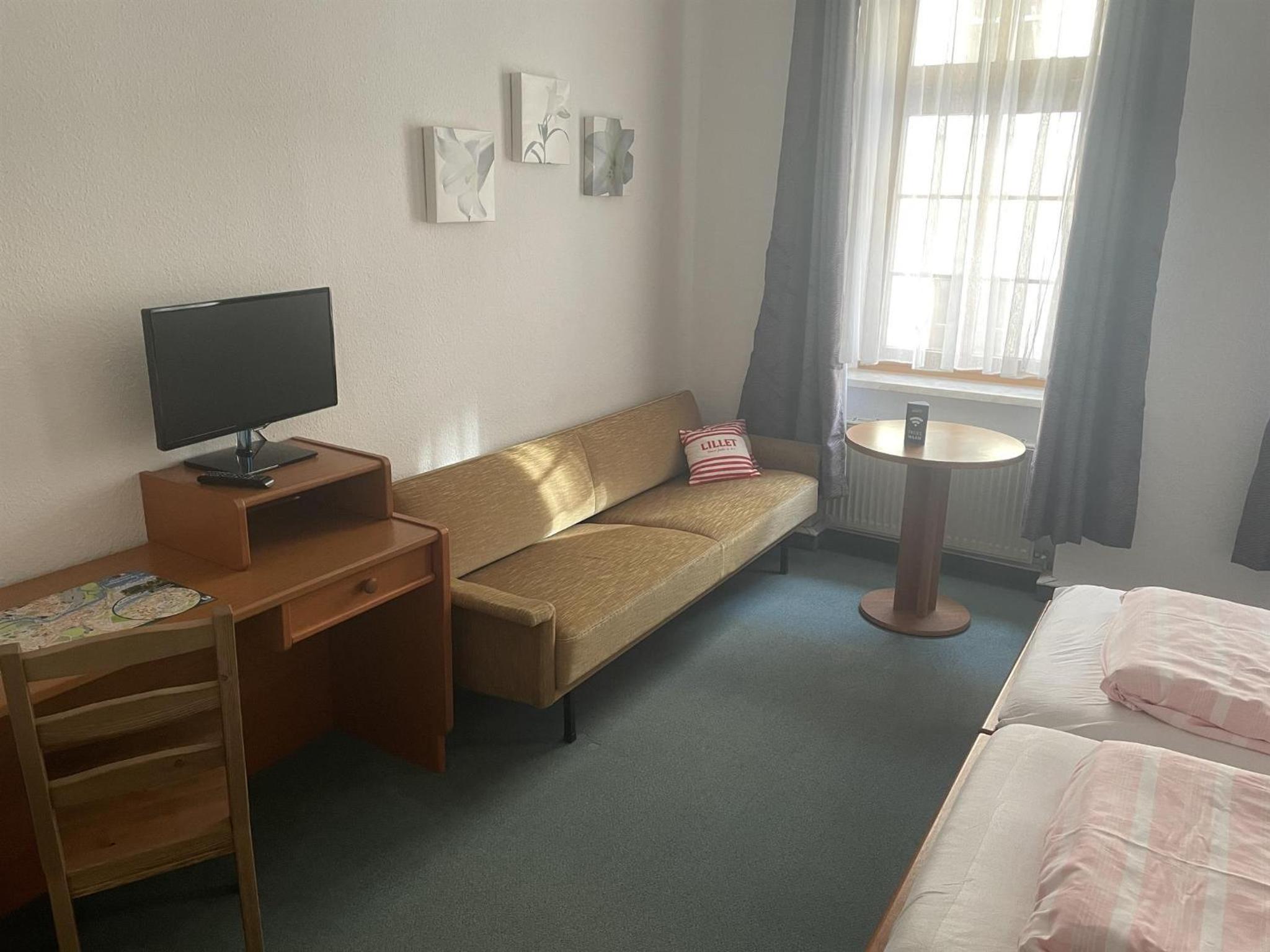 Double Room with Shared Bathroom photo 3