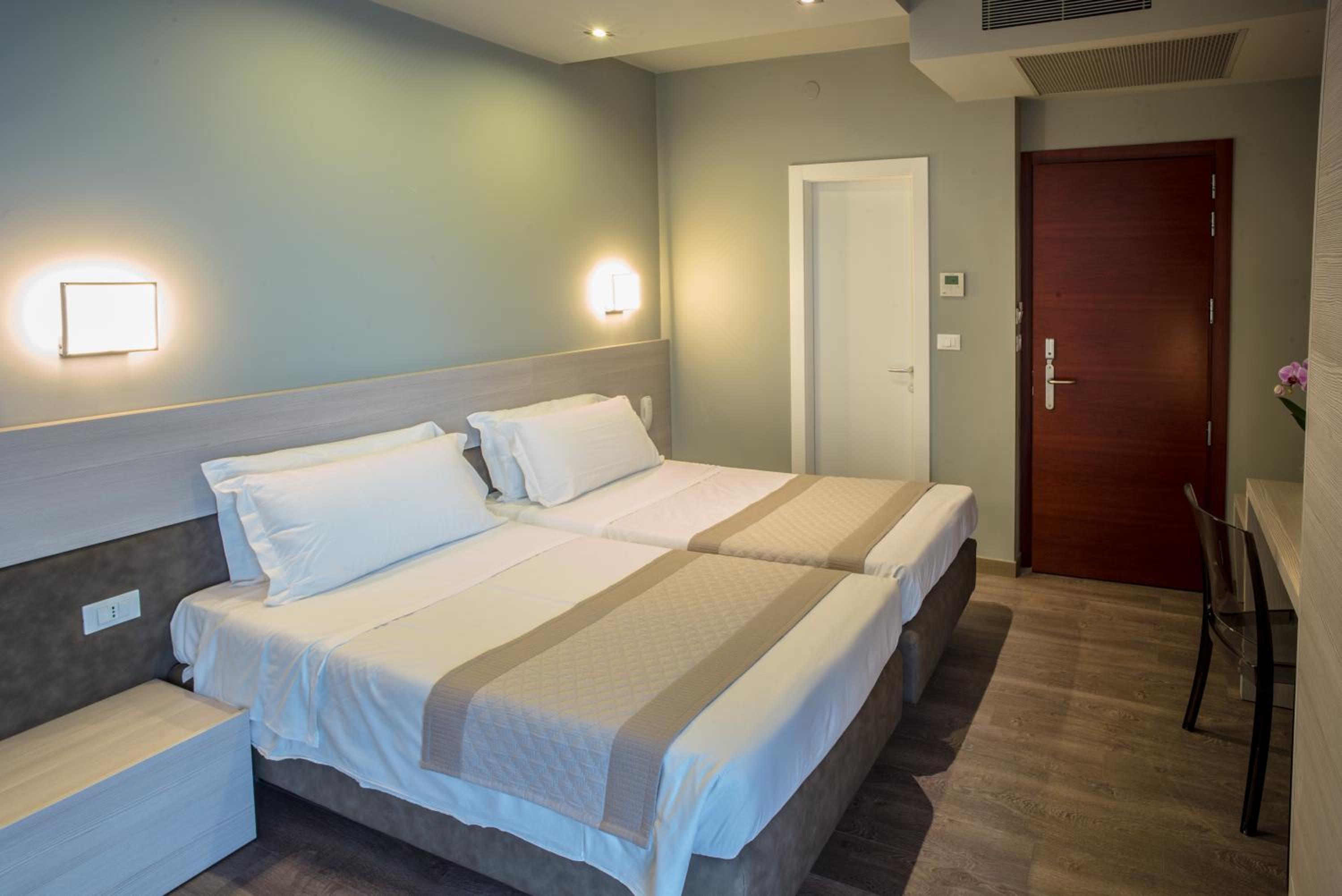 Standard Double or Twin Room photo 3