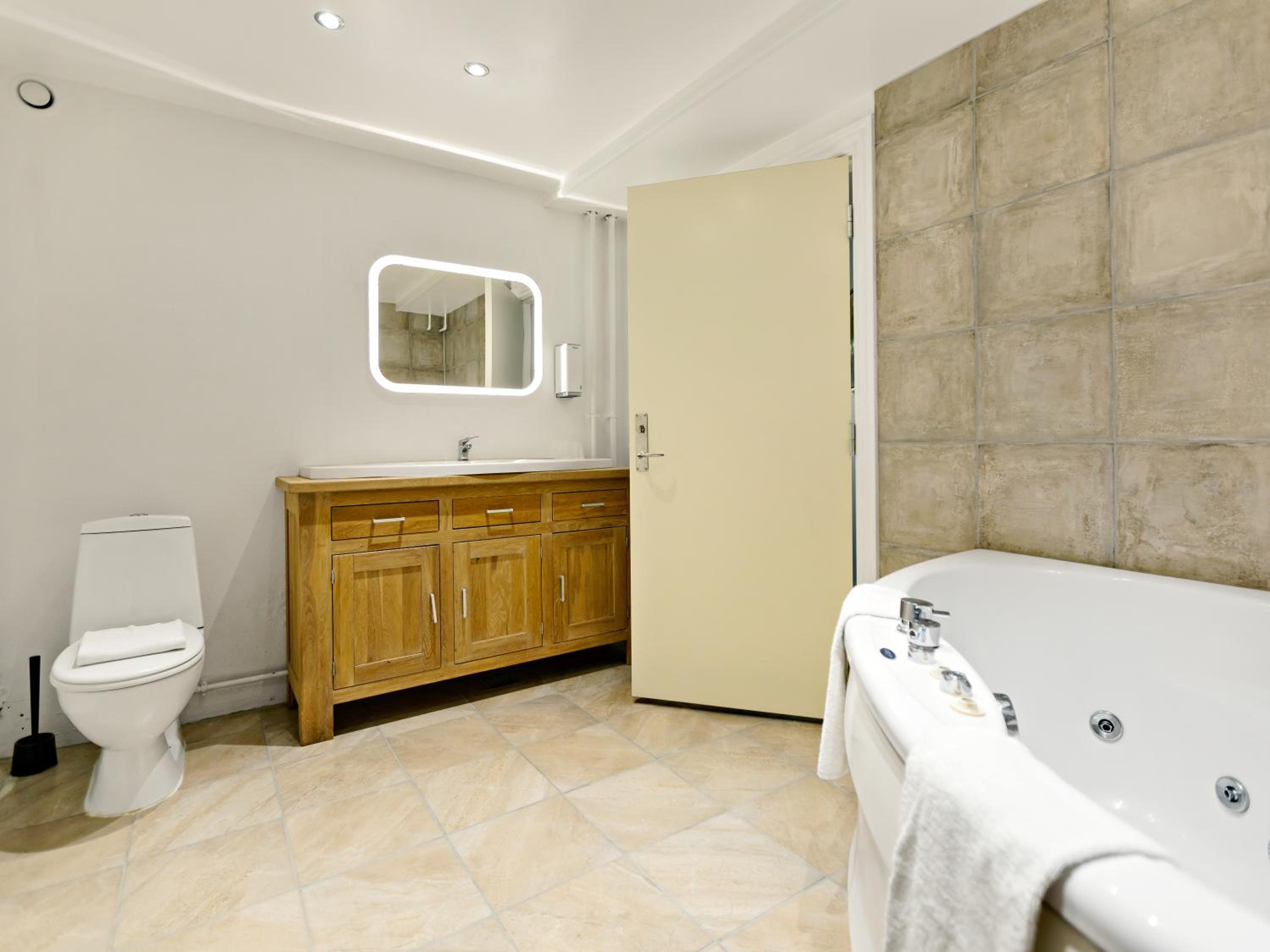 Deluxe Suite with Spa Bath - Photo 2