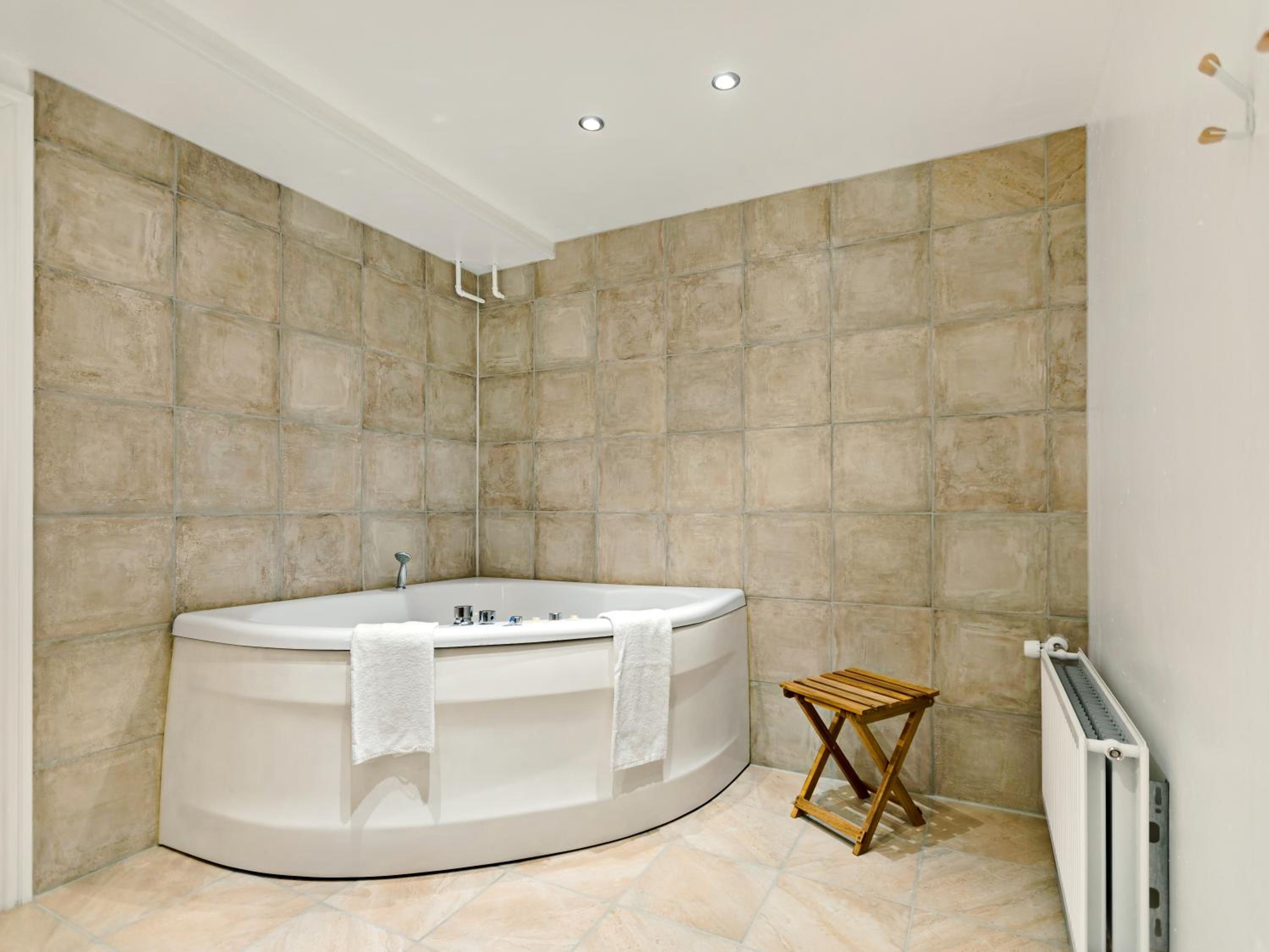Deluxe Suite with Spa Bath - Photo 3