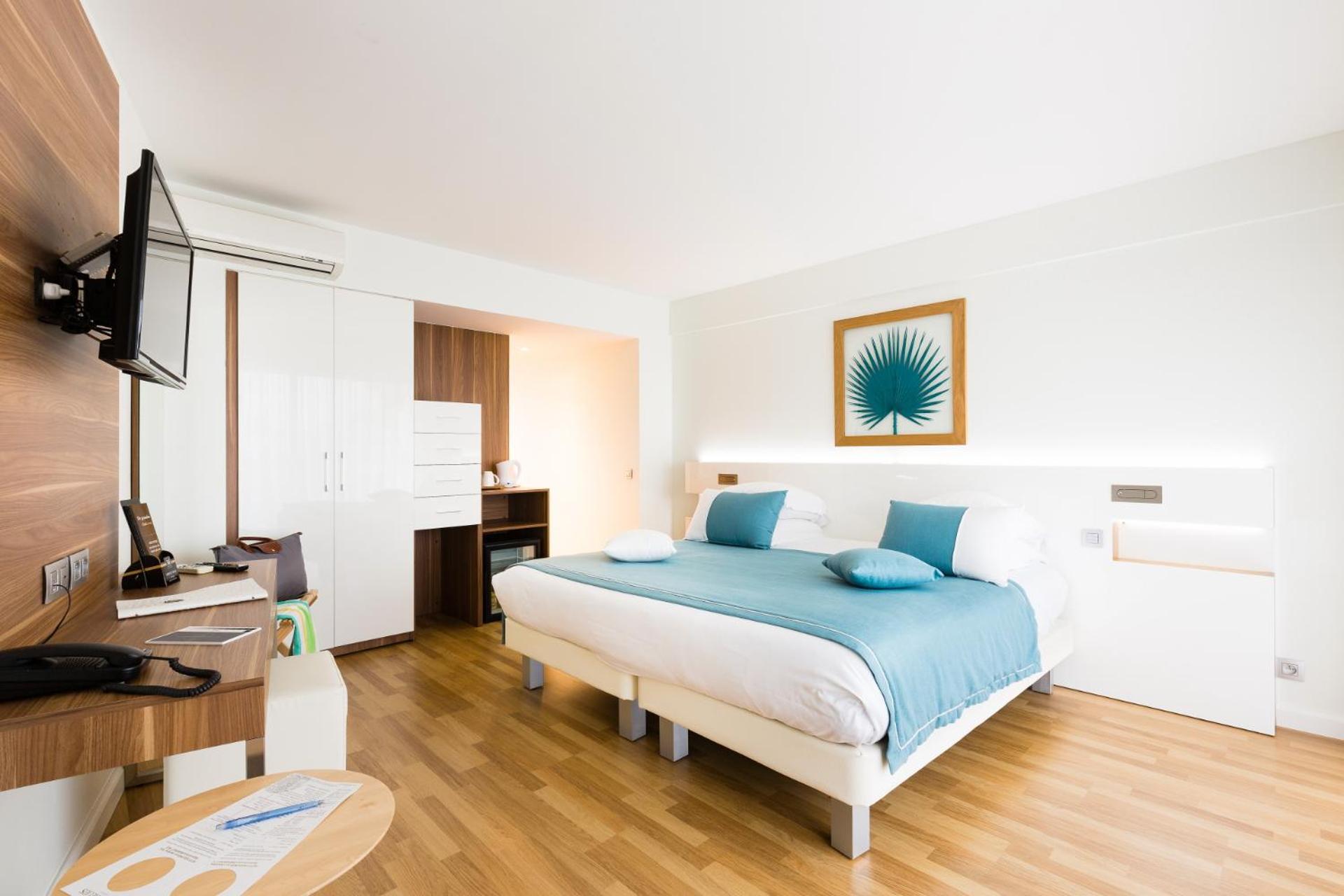 Deluxe Room with Sea View - Photo 9