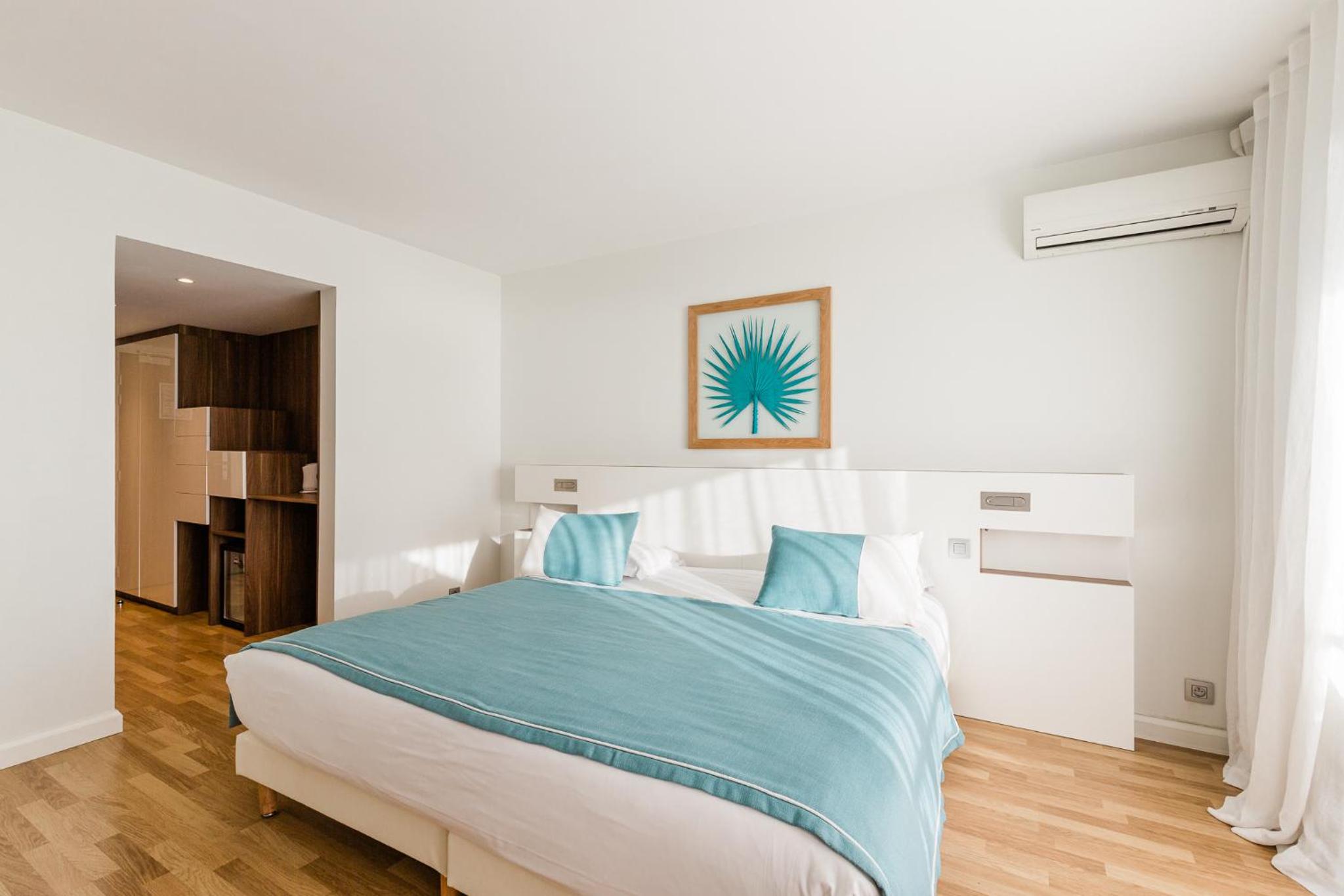 Deluxe Room with Sea View - Photo 7