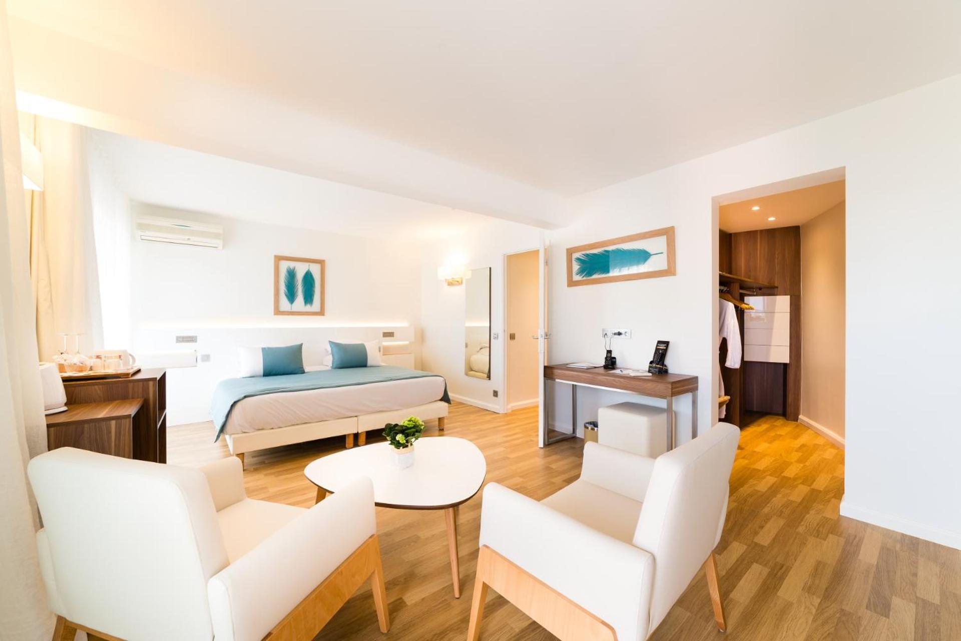 Deluxe Double Room with City View - Photo 1