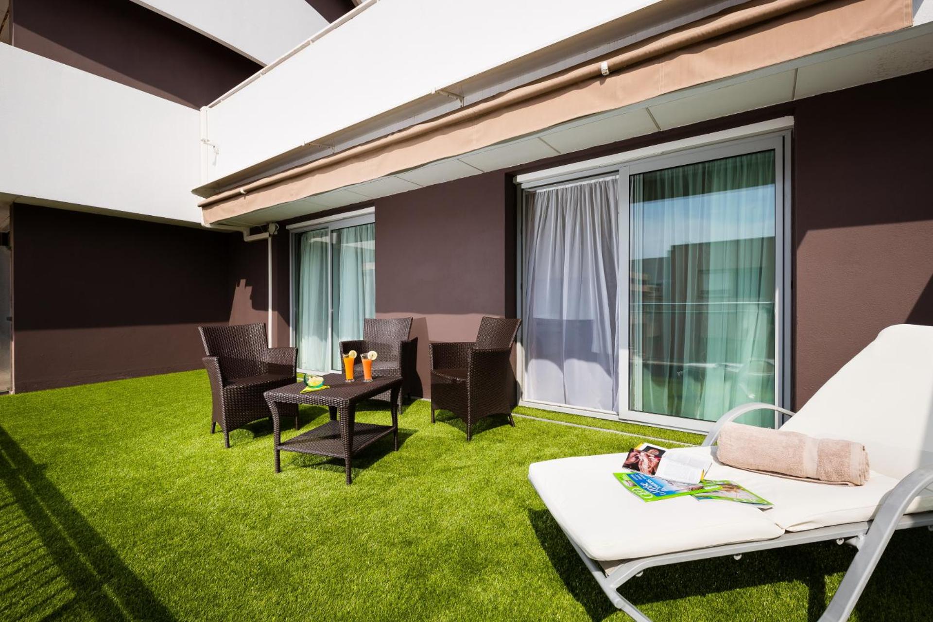 Deluxe Double Room with City View - Photo 6