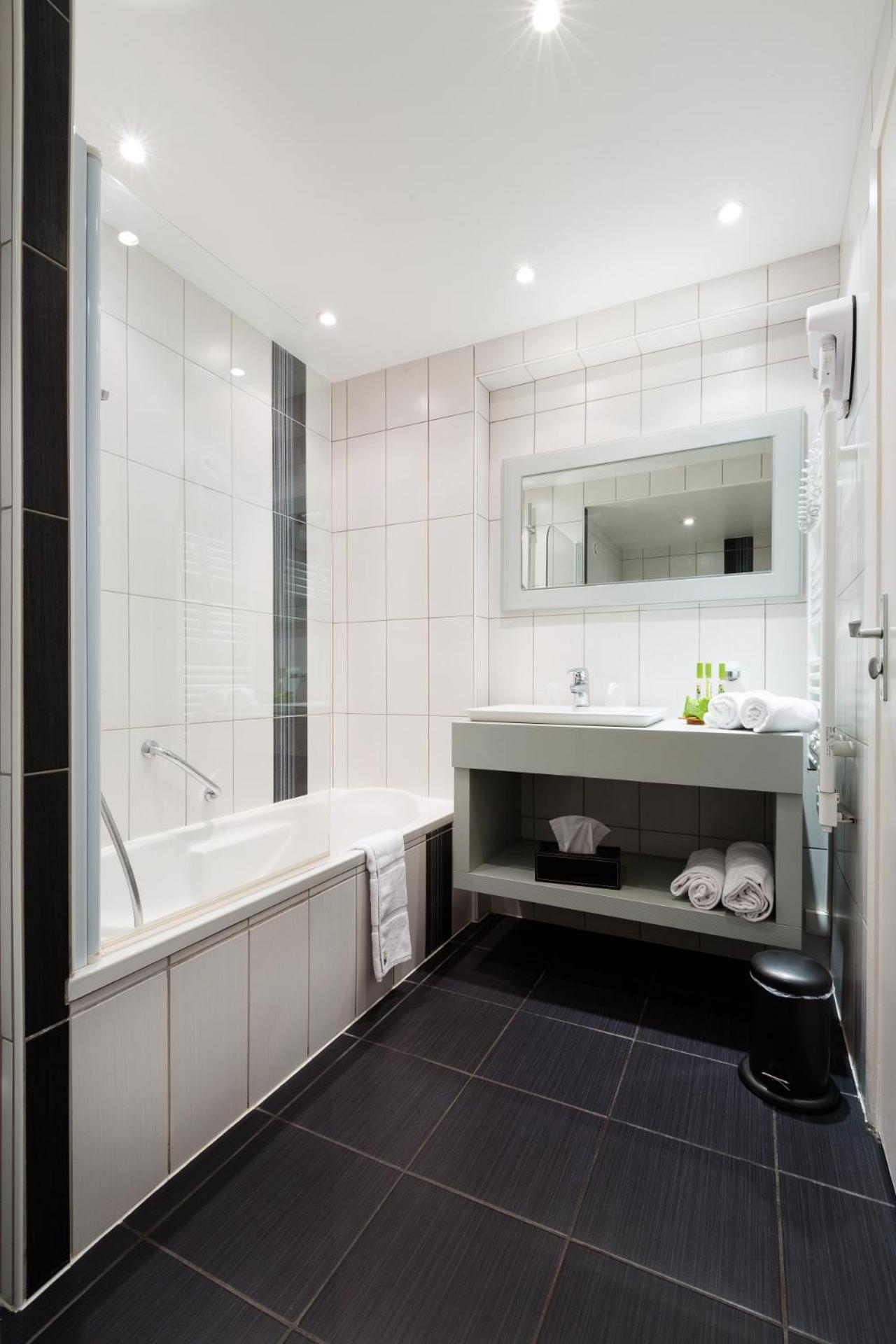 Deluxe Double Room with City View - Photo 3