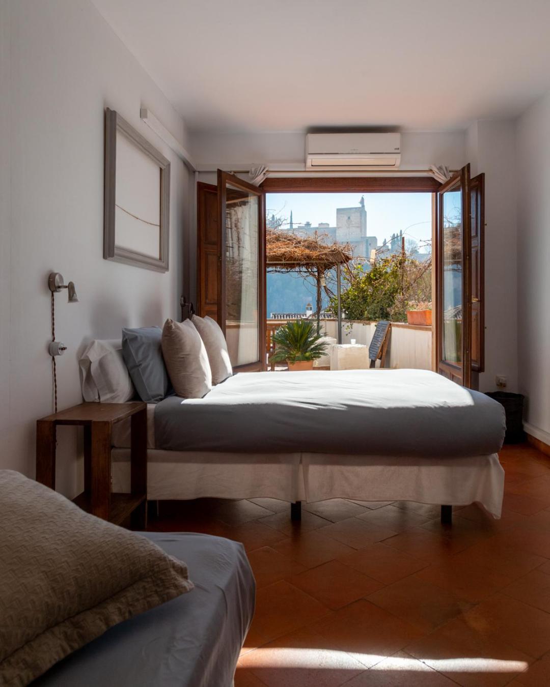 Double Room with Private Bathroom and Views to the Alhambra photo 2