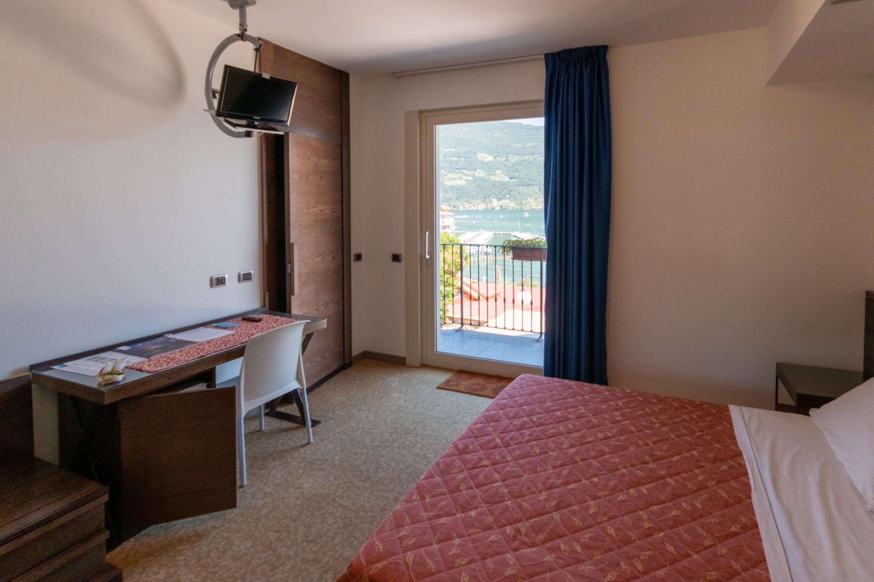 King Room with Lake View - Photo 5