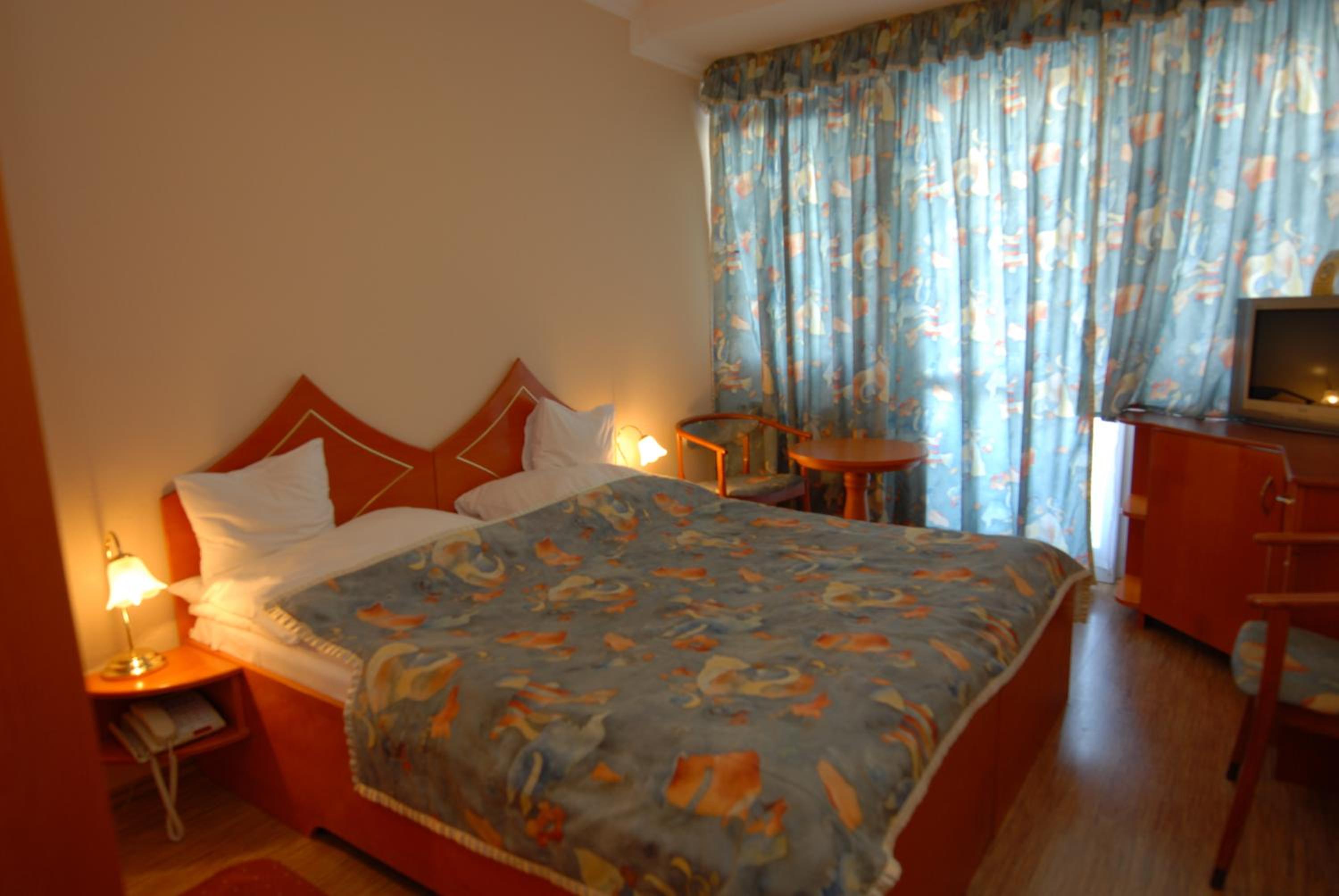 Suite - Photo 1