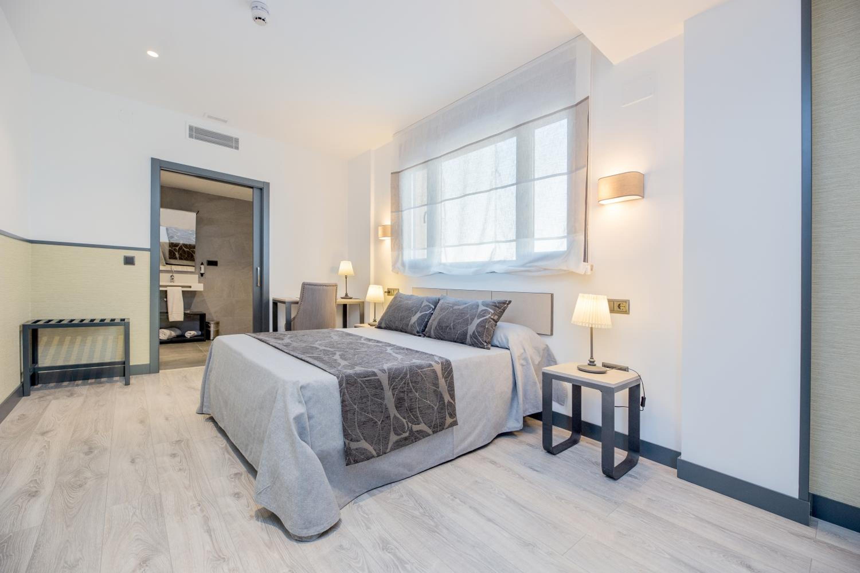 Large Double or Twin Room - Photo 2