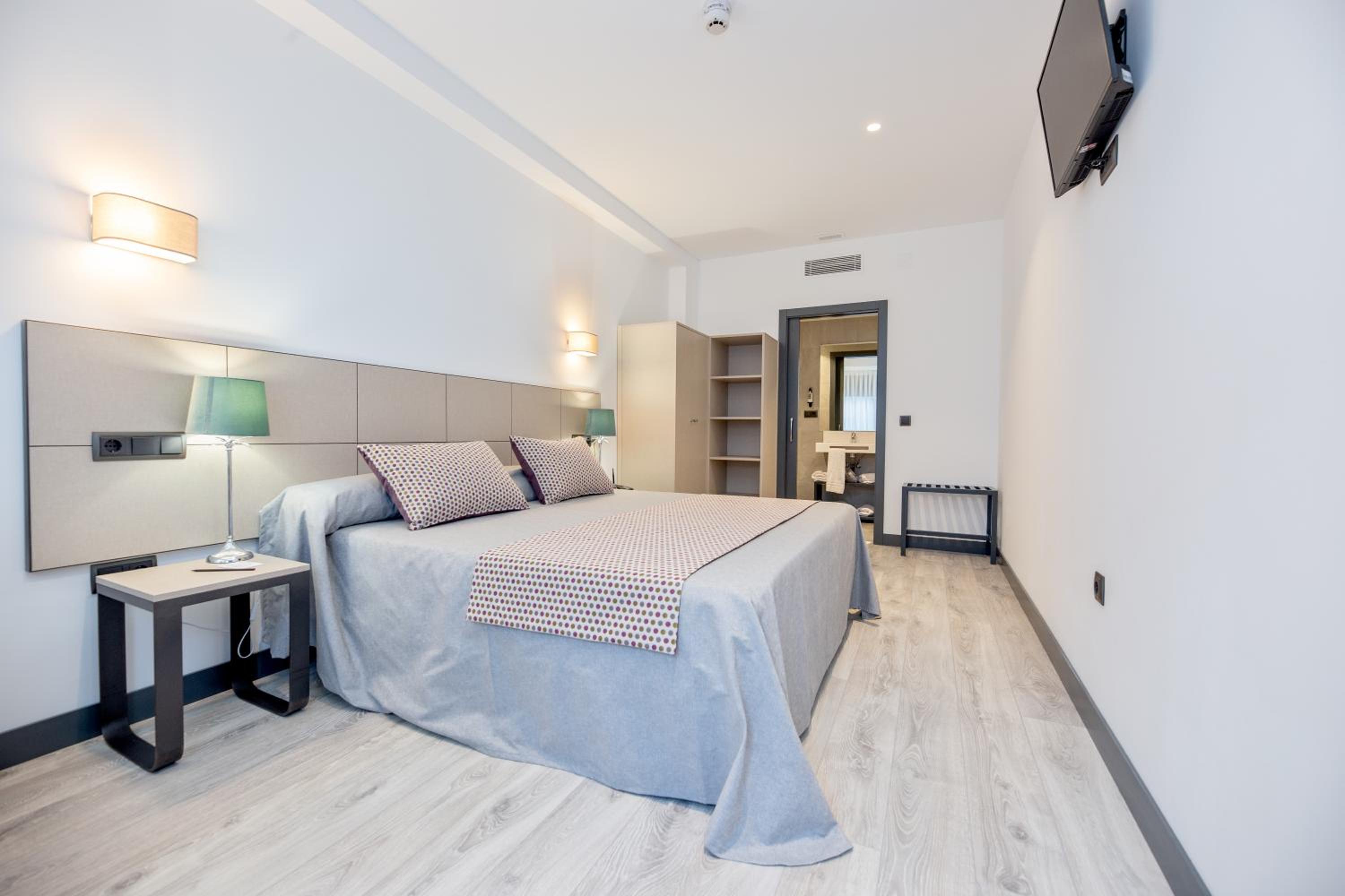 Large Double or Twin Room - Photo 9
