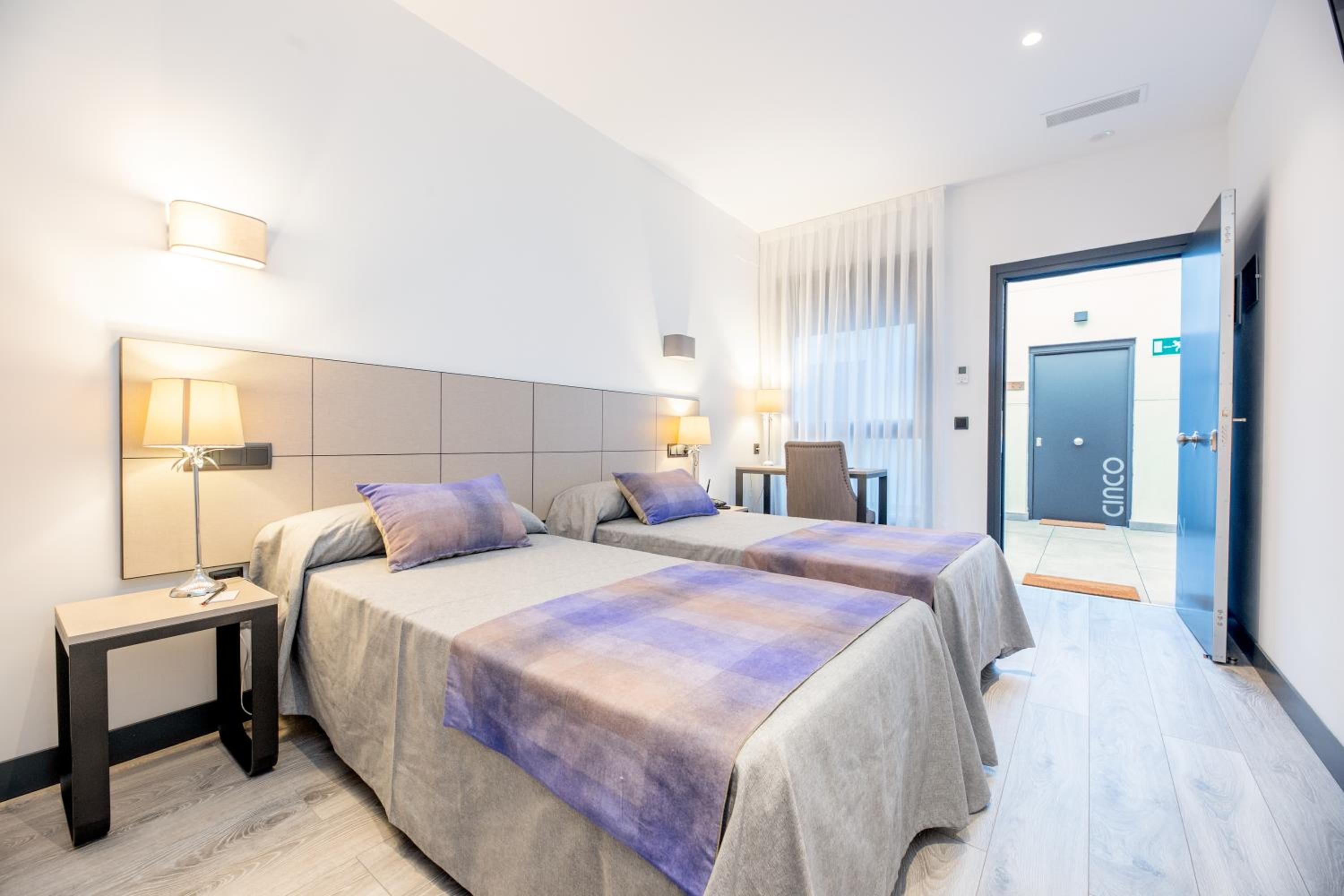 Large Double or Twin Room - Photo 1