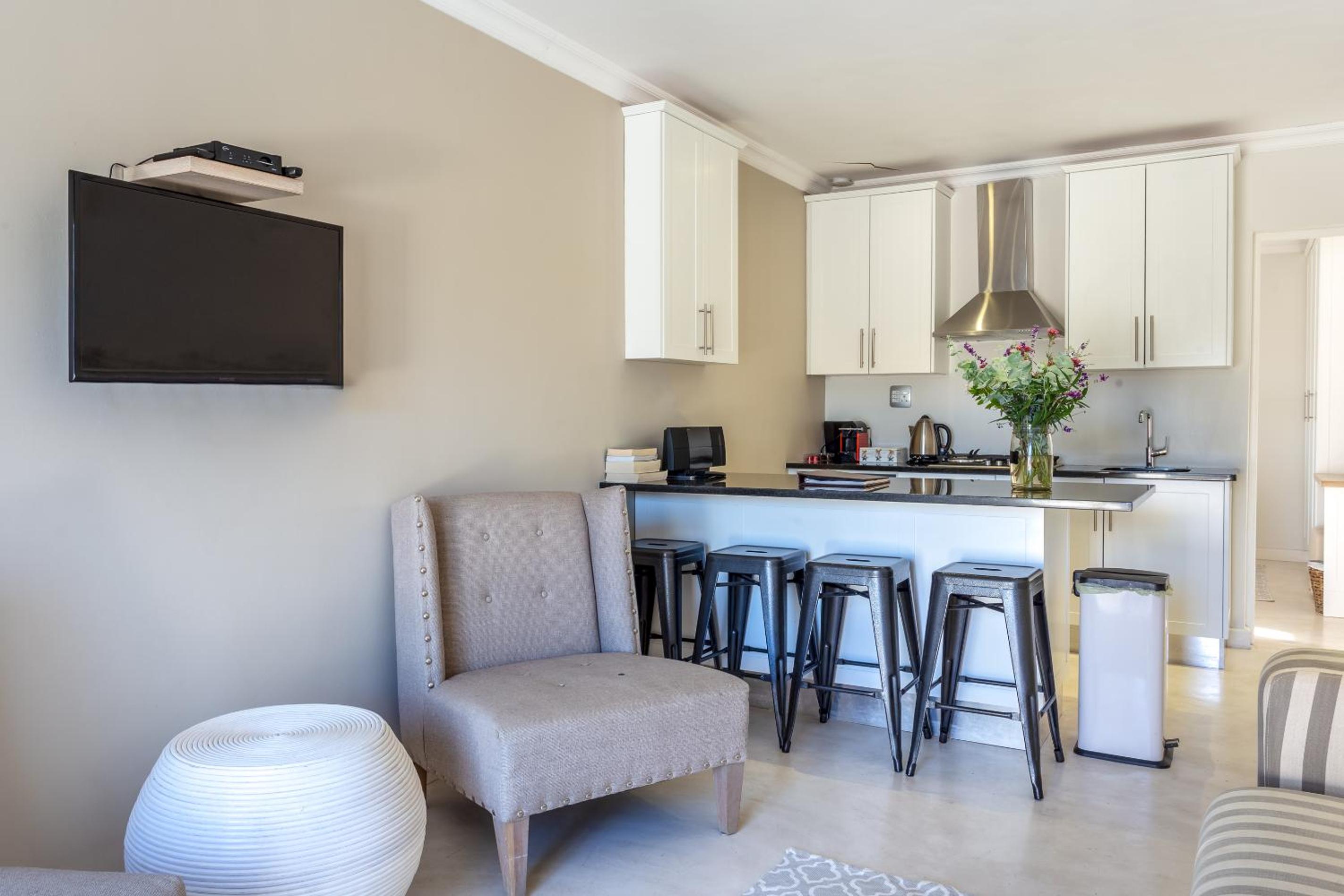 Courtyard Suite - Photo 11