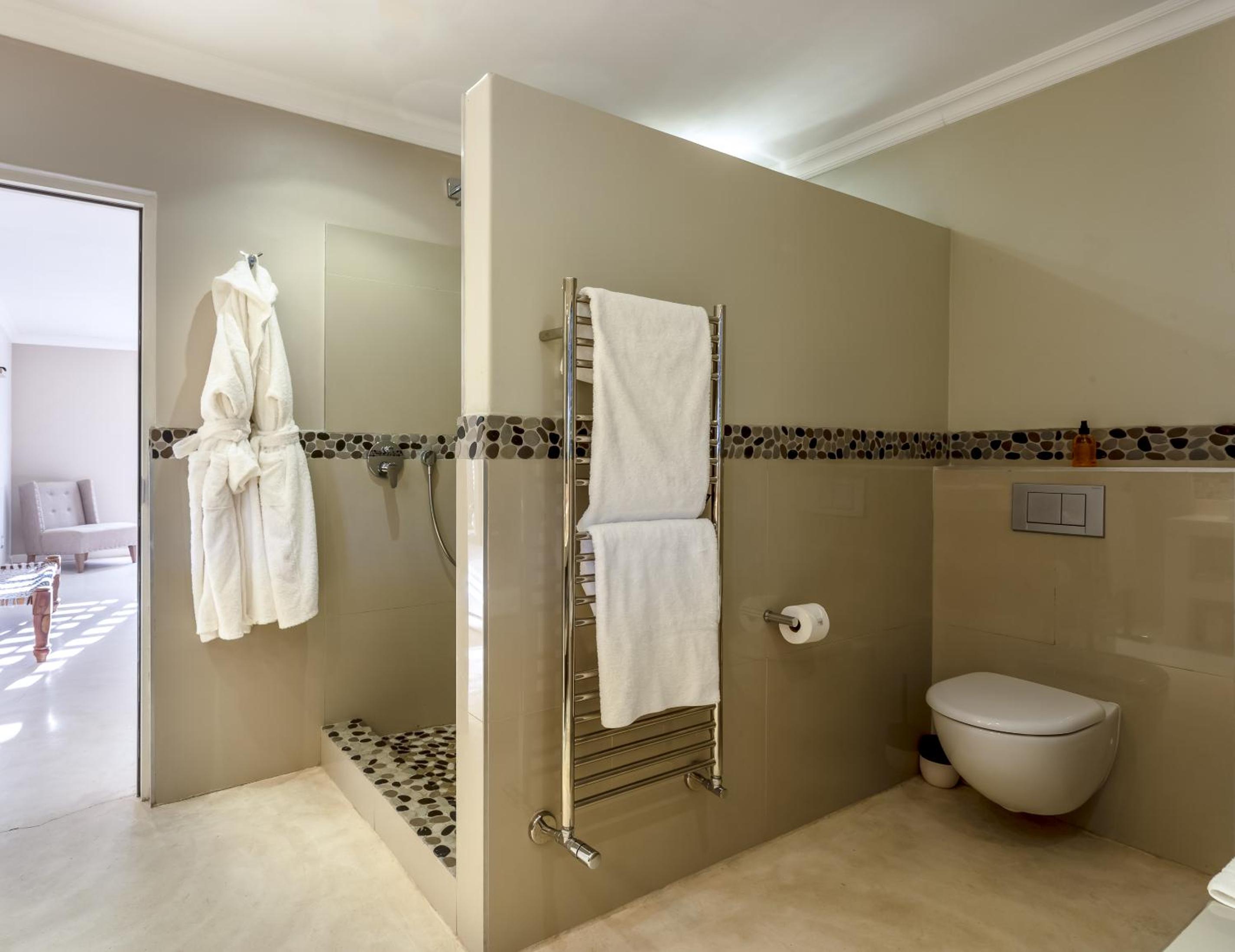 Courtyard Suite - Photo 15