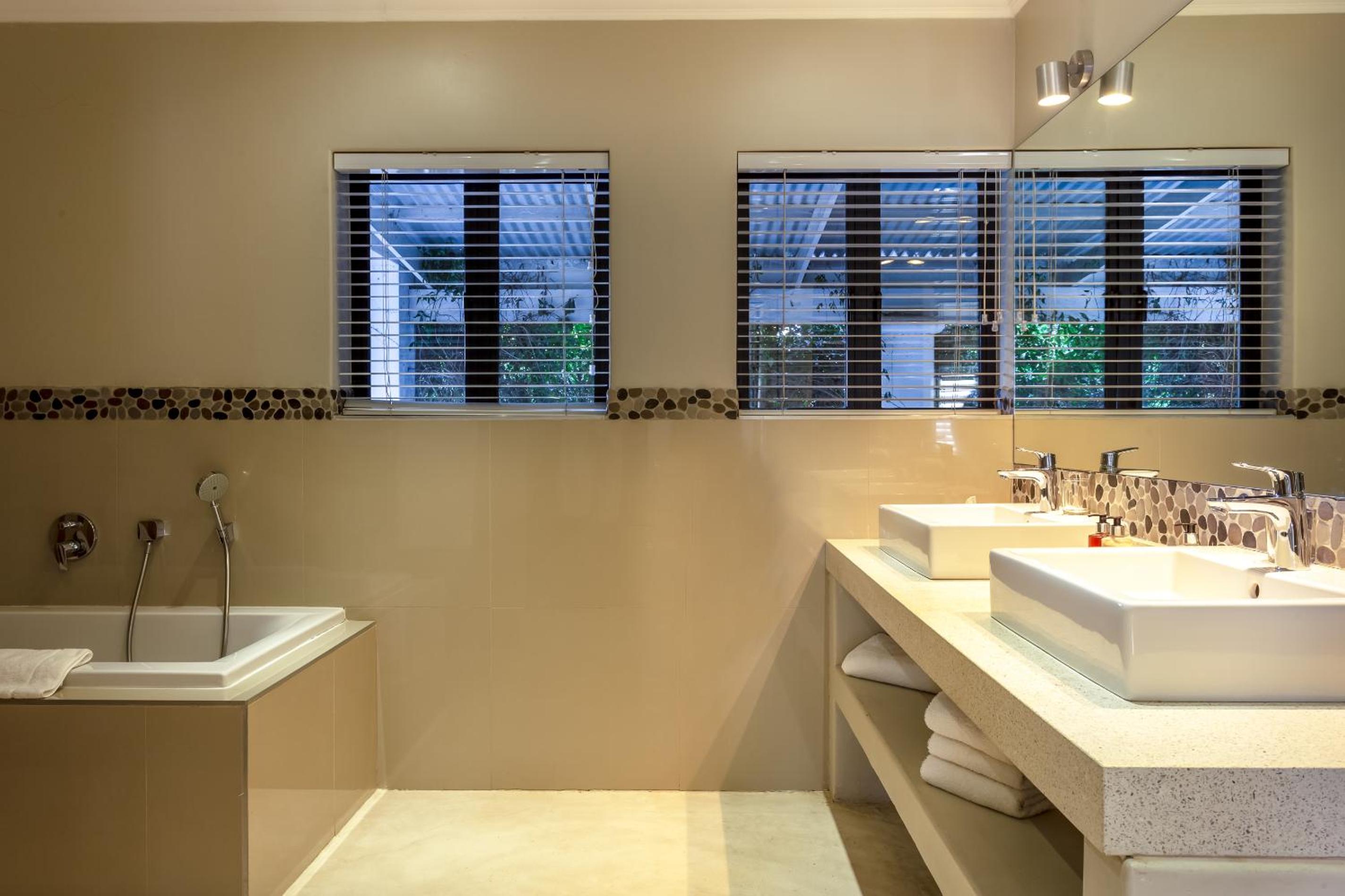 Courtyard Suite - Photo 13