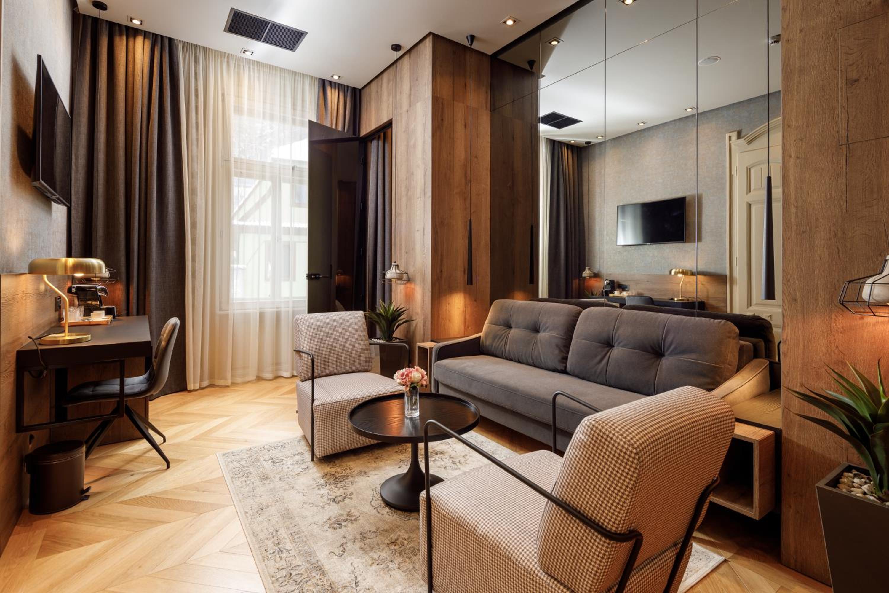 One-Bedroom Apartment - Photo 3