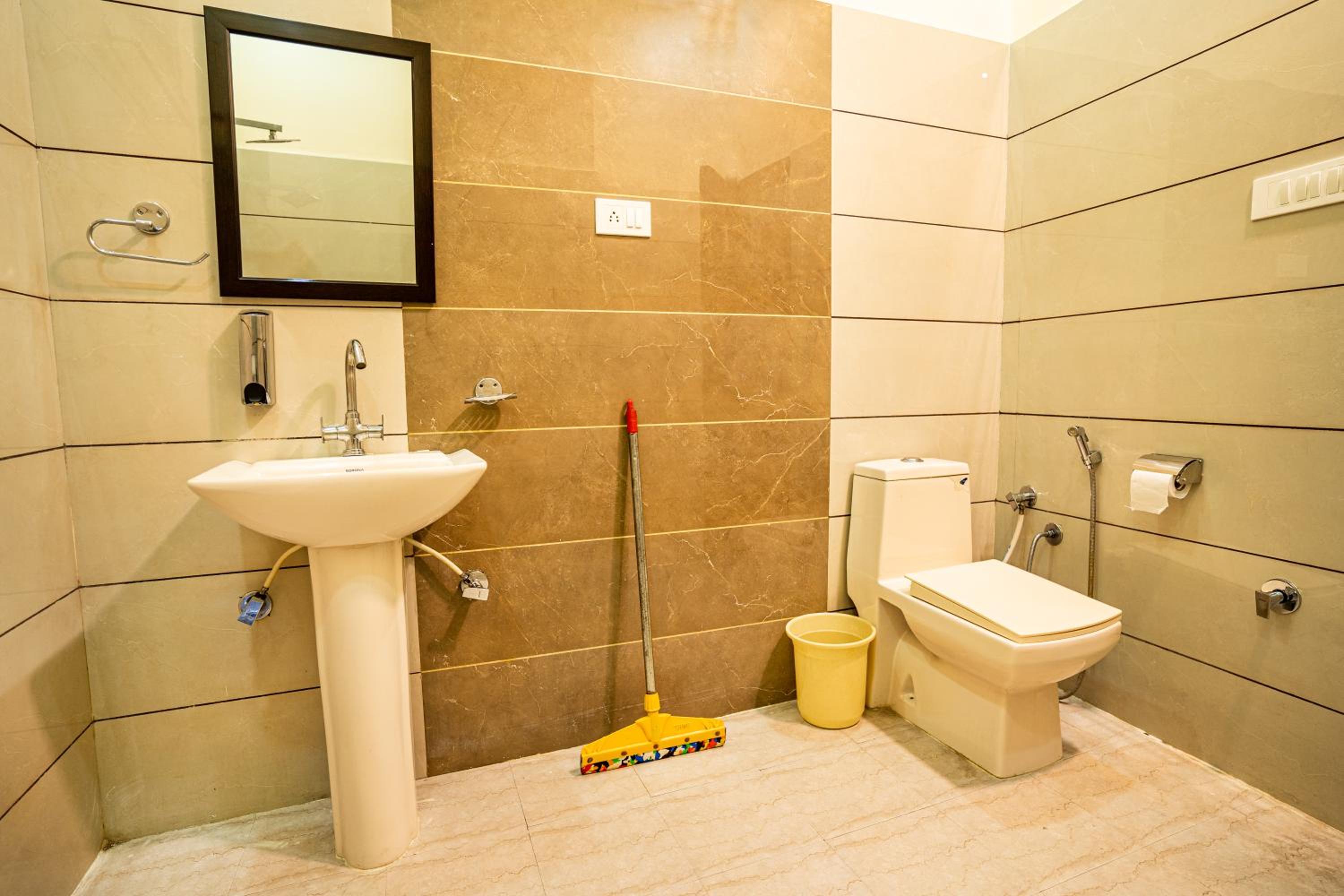 Deluxe Private A/C Room with Ensuite Bathroom - Photo 2