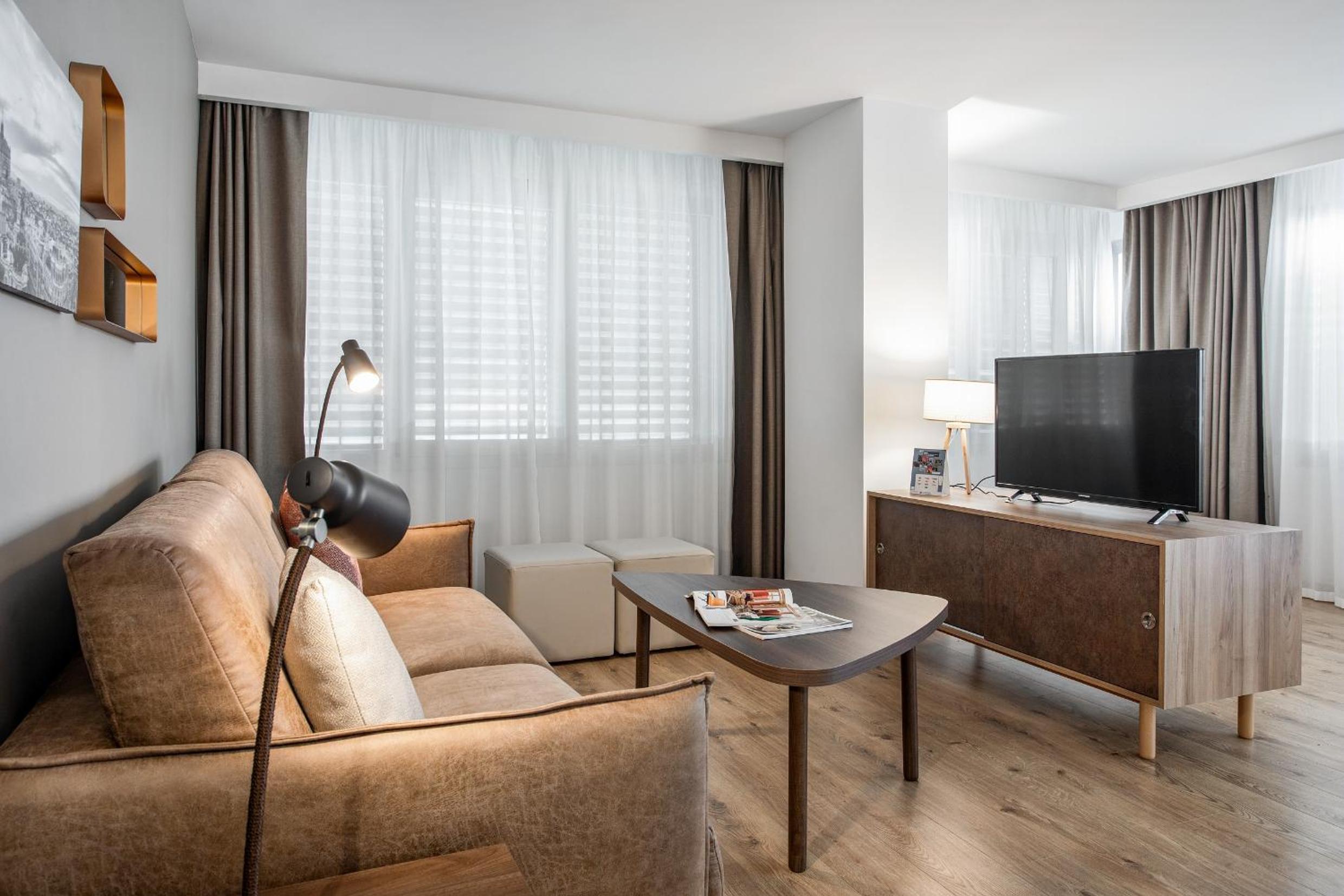Two-Bedroom Apartment (6 People) - Photo 10
