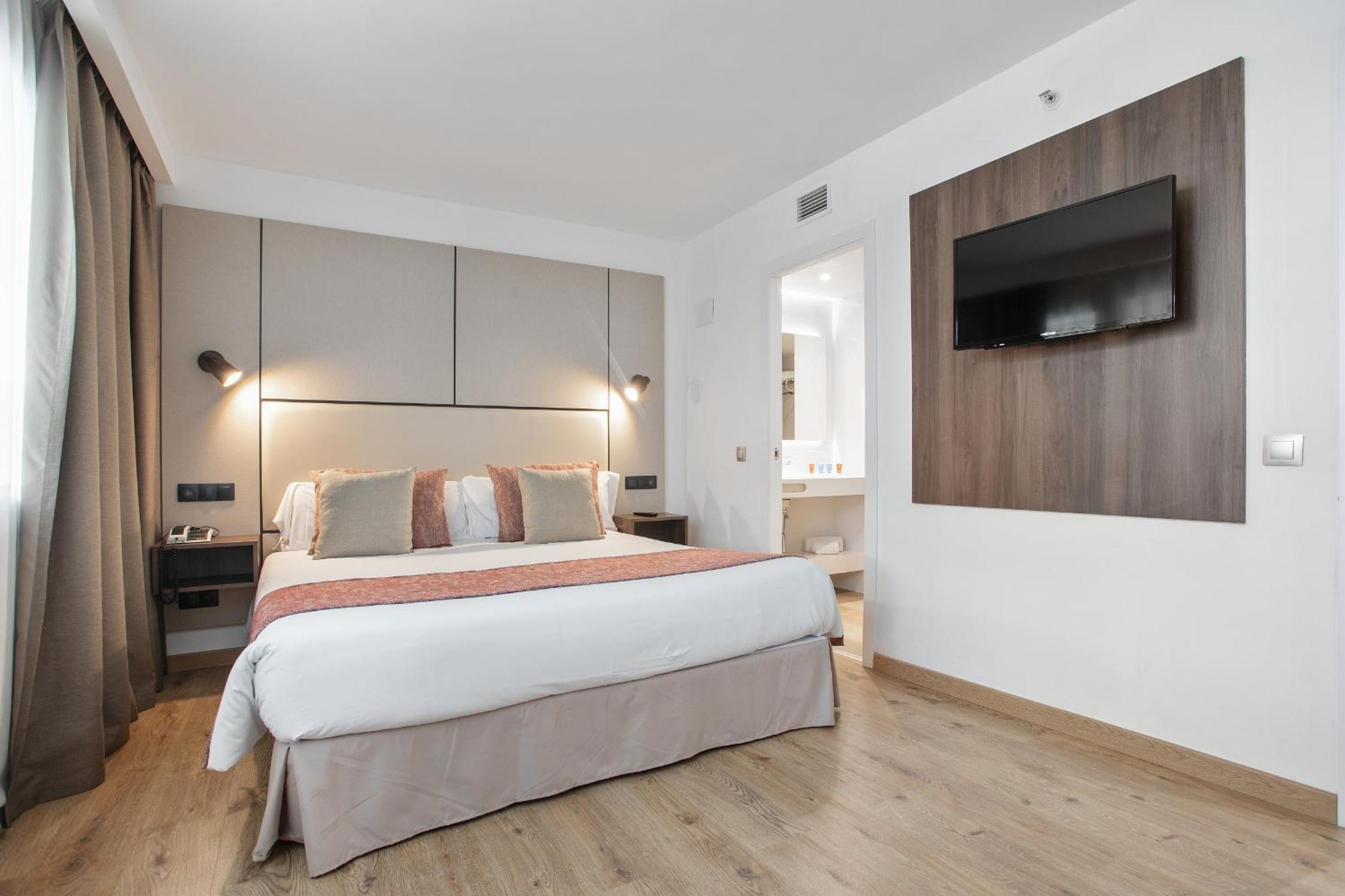 Two-Bedroom Apartment (6 People) - Photo 8
