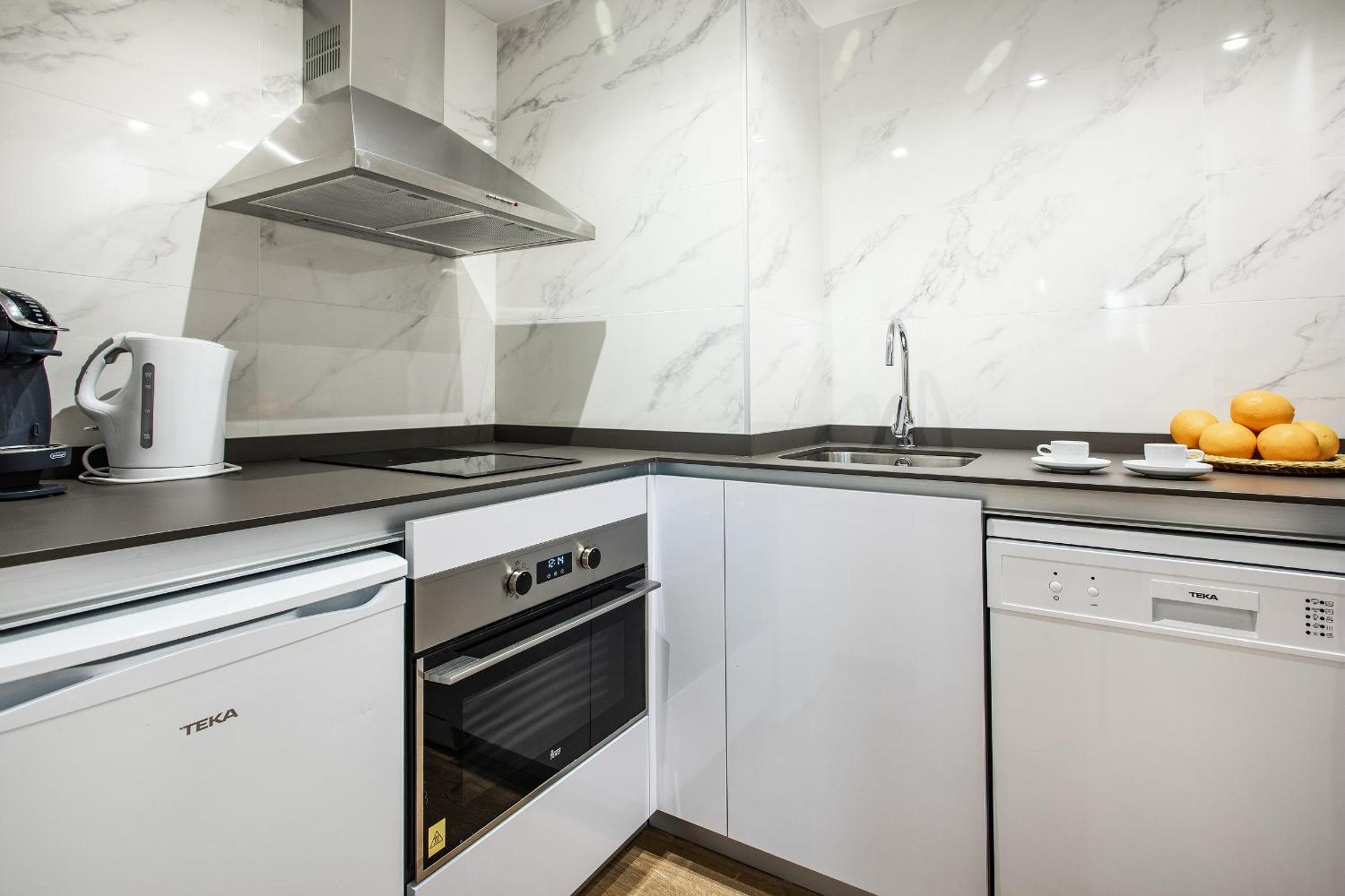 Two-Bedroom Apartment (6 People) - Photo 7