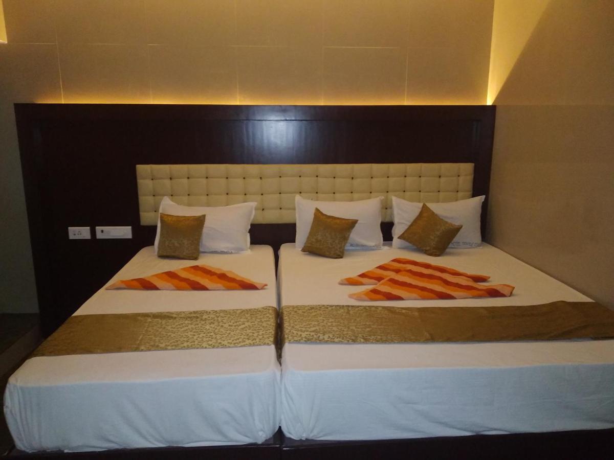 Deluxe Double Room (2 Adults + 1 Child) - Photo 1