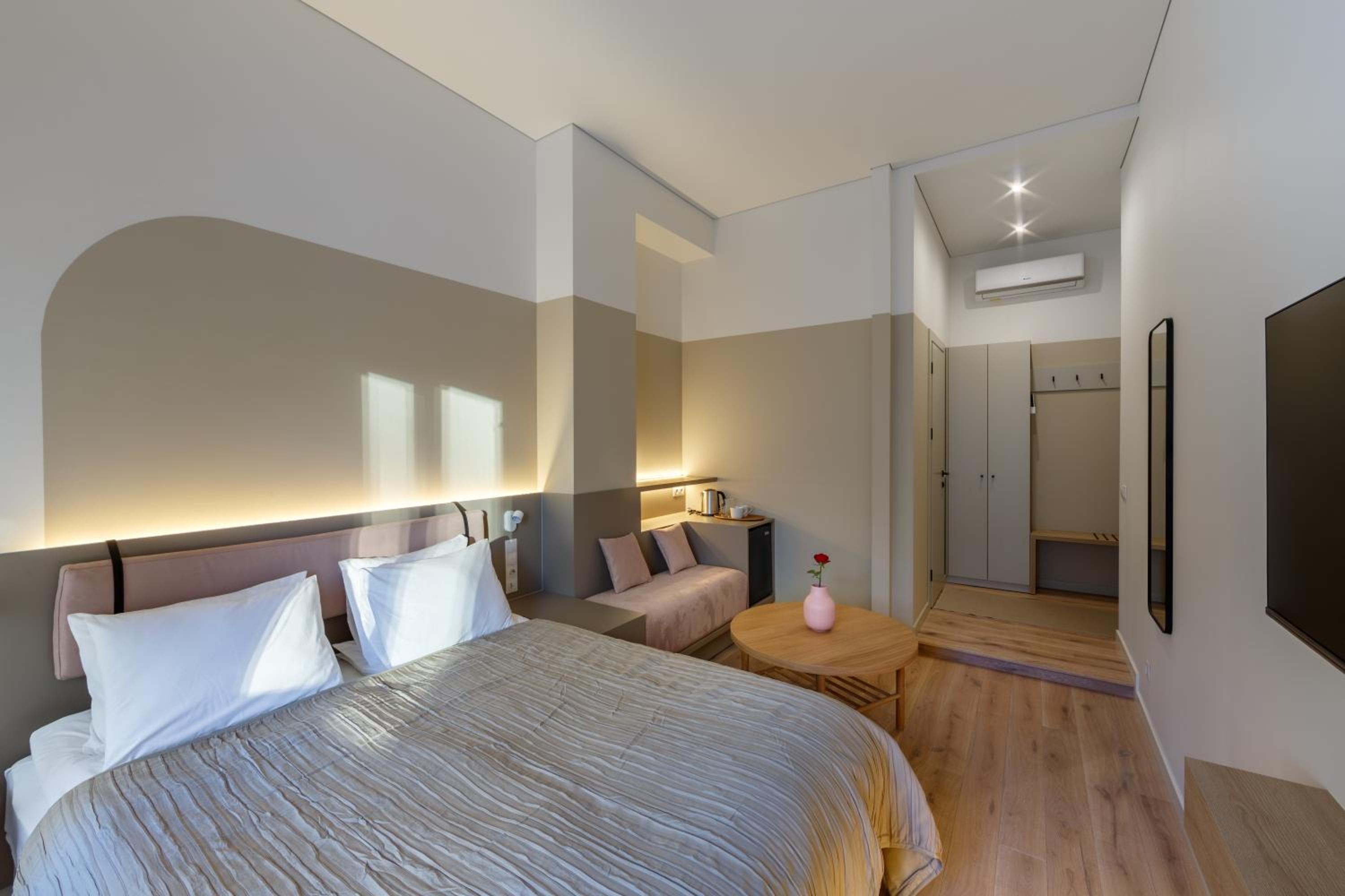 Double Room with Balcony - Photo 9