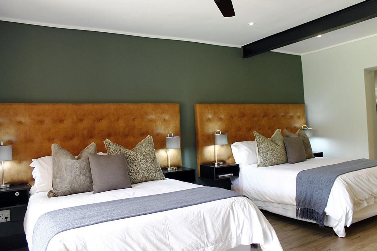 Deluxe Queen Room with Two Queen Beds photo 3