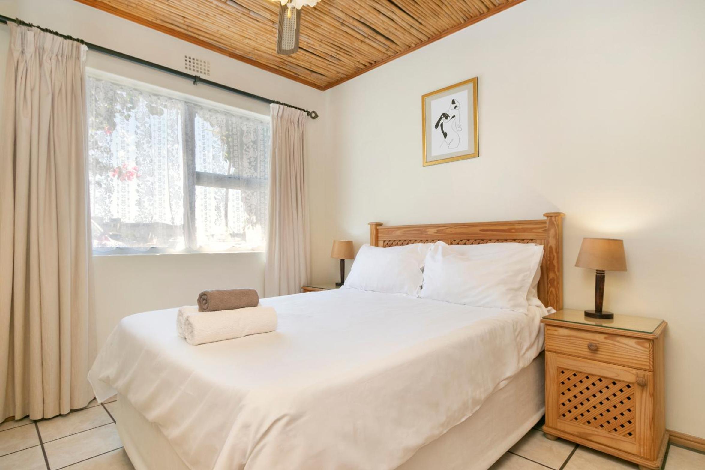 Deluxe Queen Room - Photo 10