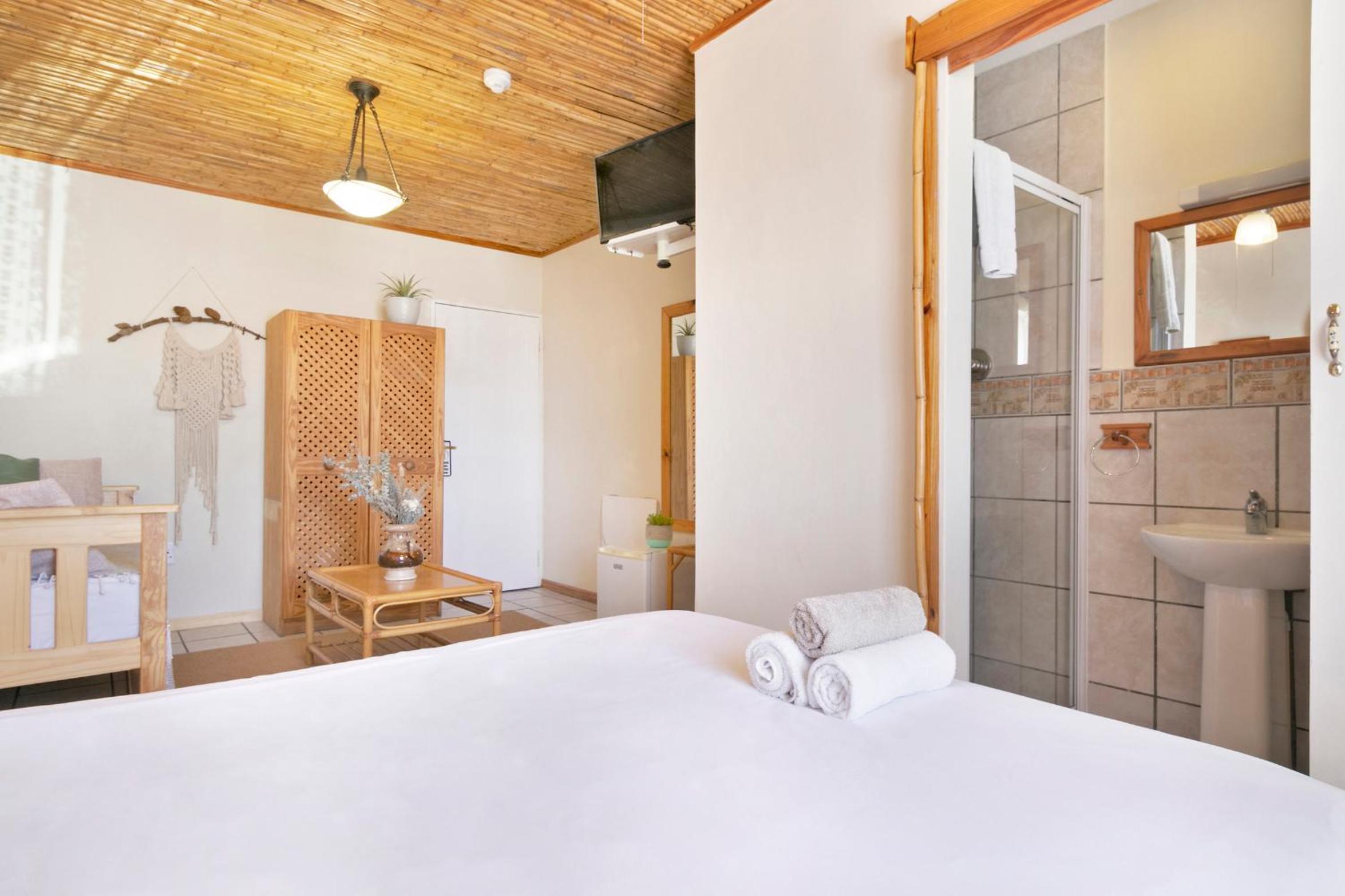 Deluxe Queen Room - Photo 9