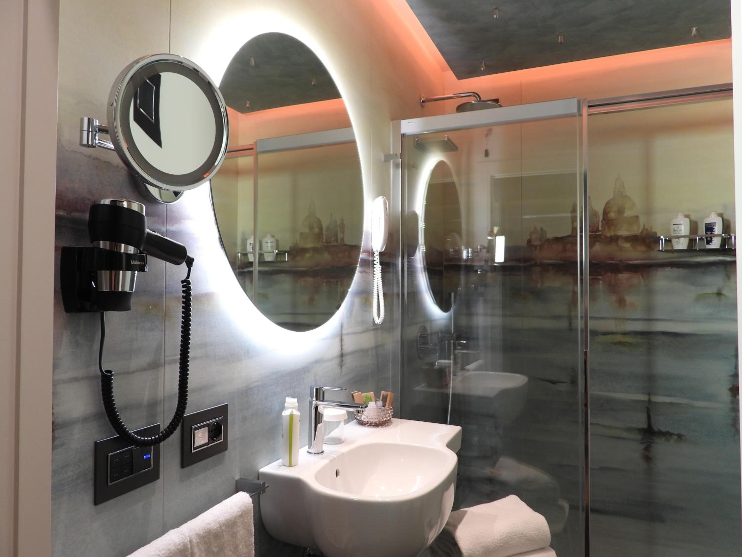 Premium Double Room - Photo 12
