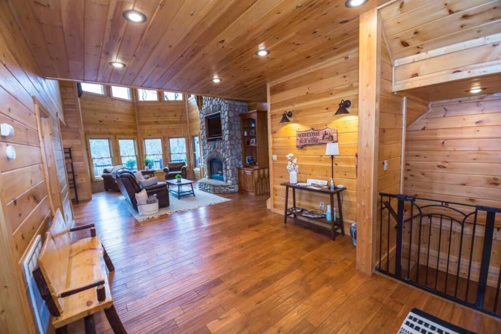 Five-Bedroom House photo 1