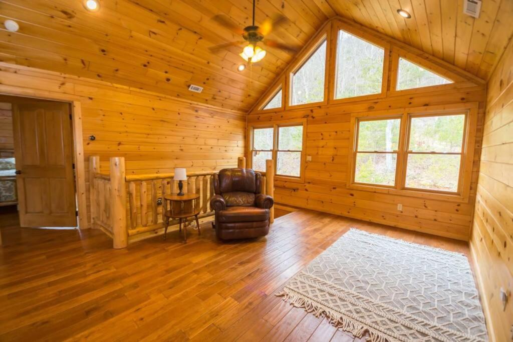 Five-Bedroom House photo 3