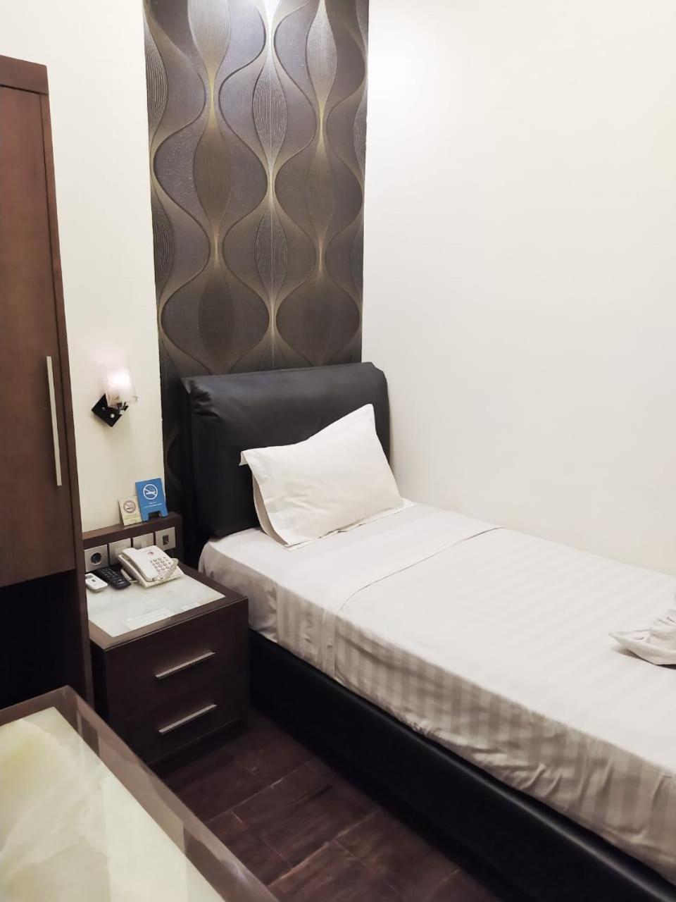 Standard Single Room with Shared Bathroom
