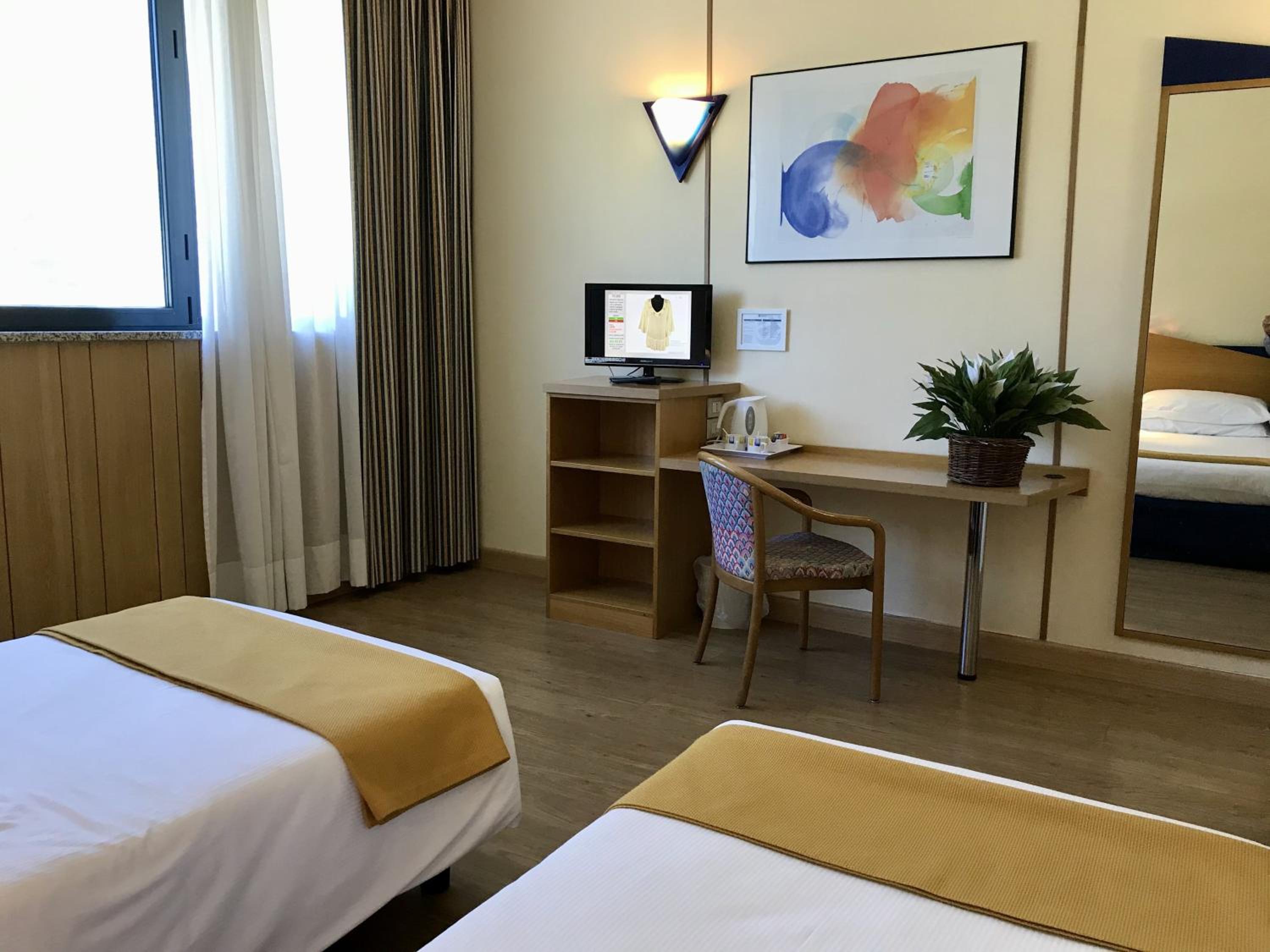 Standard Twin Room - Photo 4